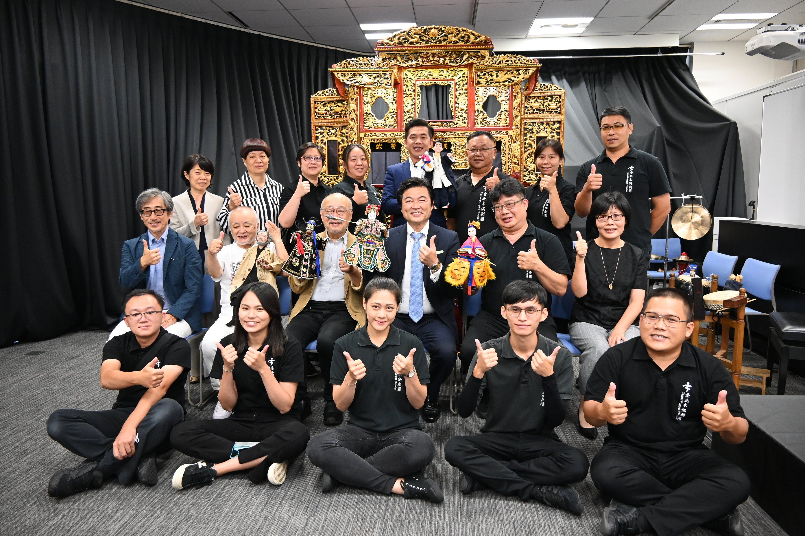 李世丙・駐日副代表（２列目右３）、佐藤信・「座・高円寺」劇場芸術監督（２列目左３）、「結城座」十二代目・結城孫三郎氏（２列目左２）、林于竝・国立台北芸術大学教授（２列目左１）、林永志・台北木偶劇団団長（２列目右２）、王淑芳・台湾文化センター長