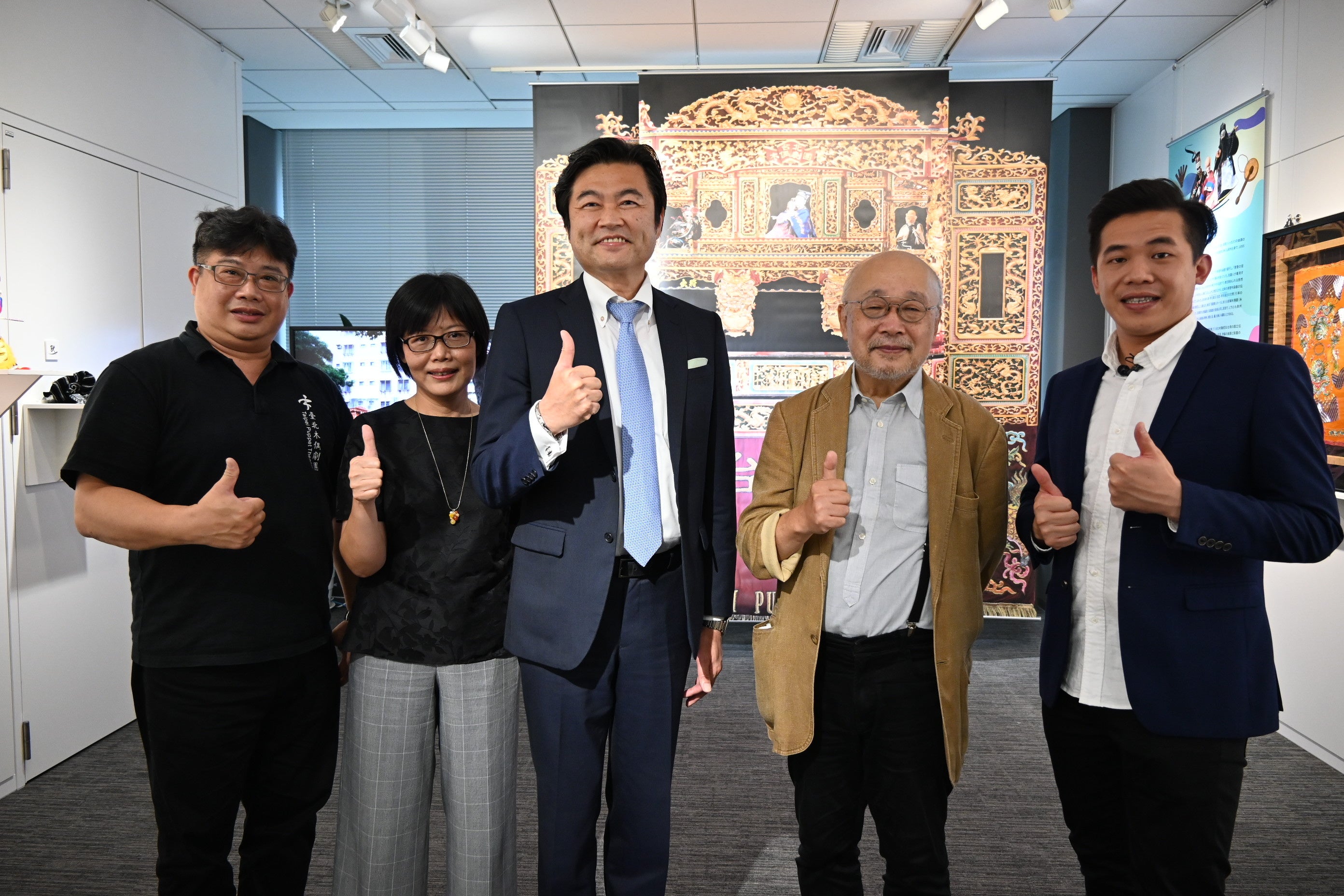 写真左より、林永志・台北木偶劇団団長、王淑芳・台湾文化センター長、李世丙・駐日副代表、佐藤信・「座・高円寺」劇場芸術監督、呉聲杰・台北木偶劇団演師