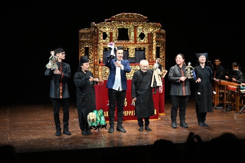 終幕後、観客に挨拶する台北木偶劇団と結城座