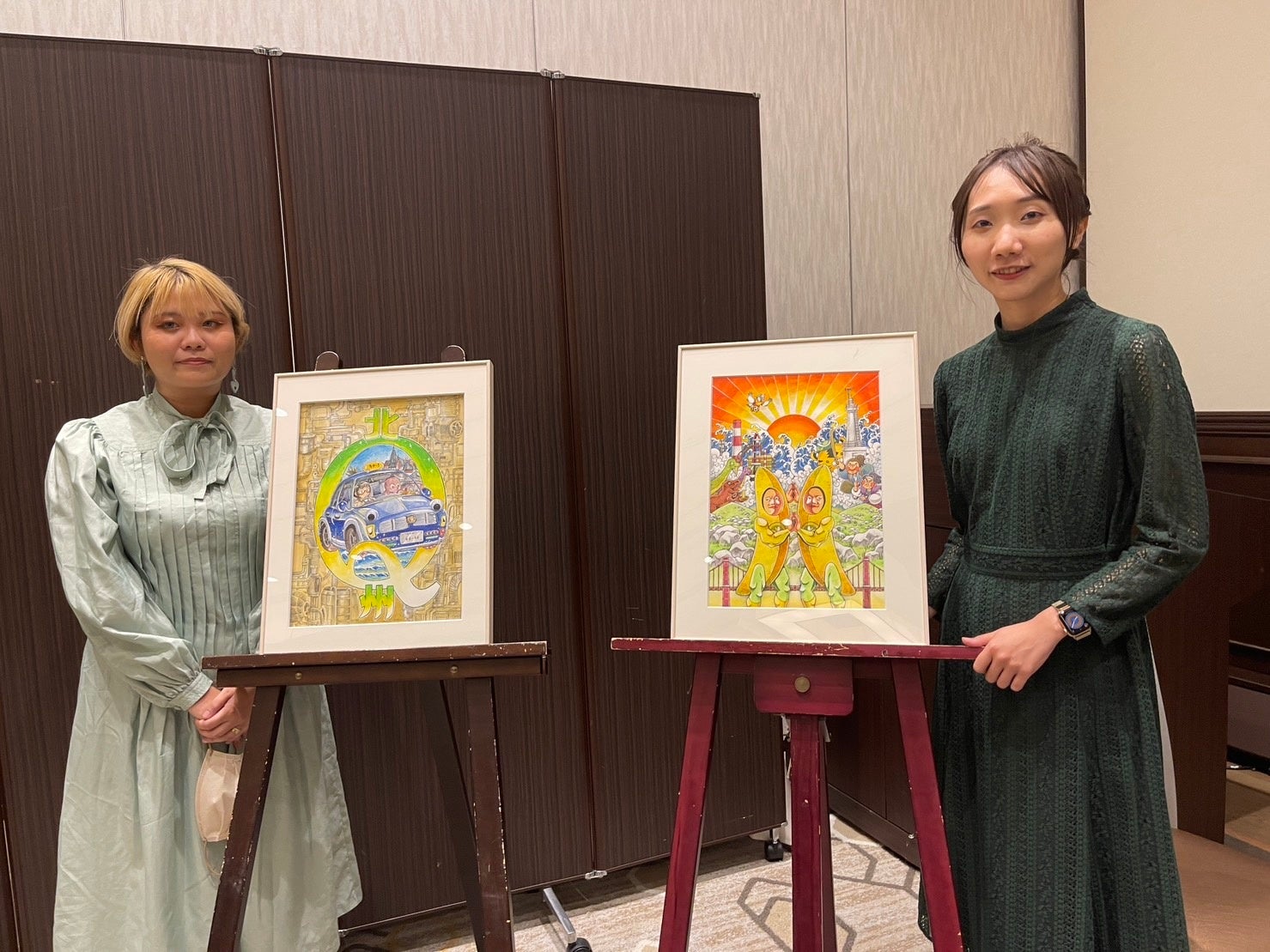 北九州市でアーティスト・イン・レジデンスを行っている台湾人漫画家柚子さん（右）とPETER MANN（左）