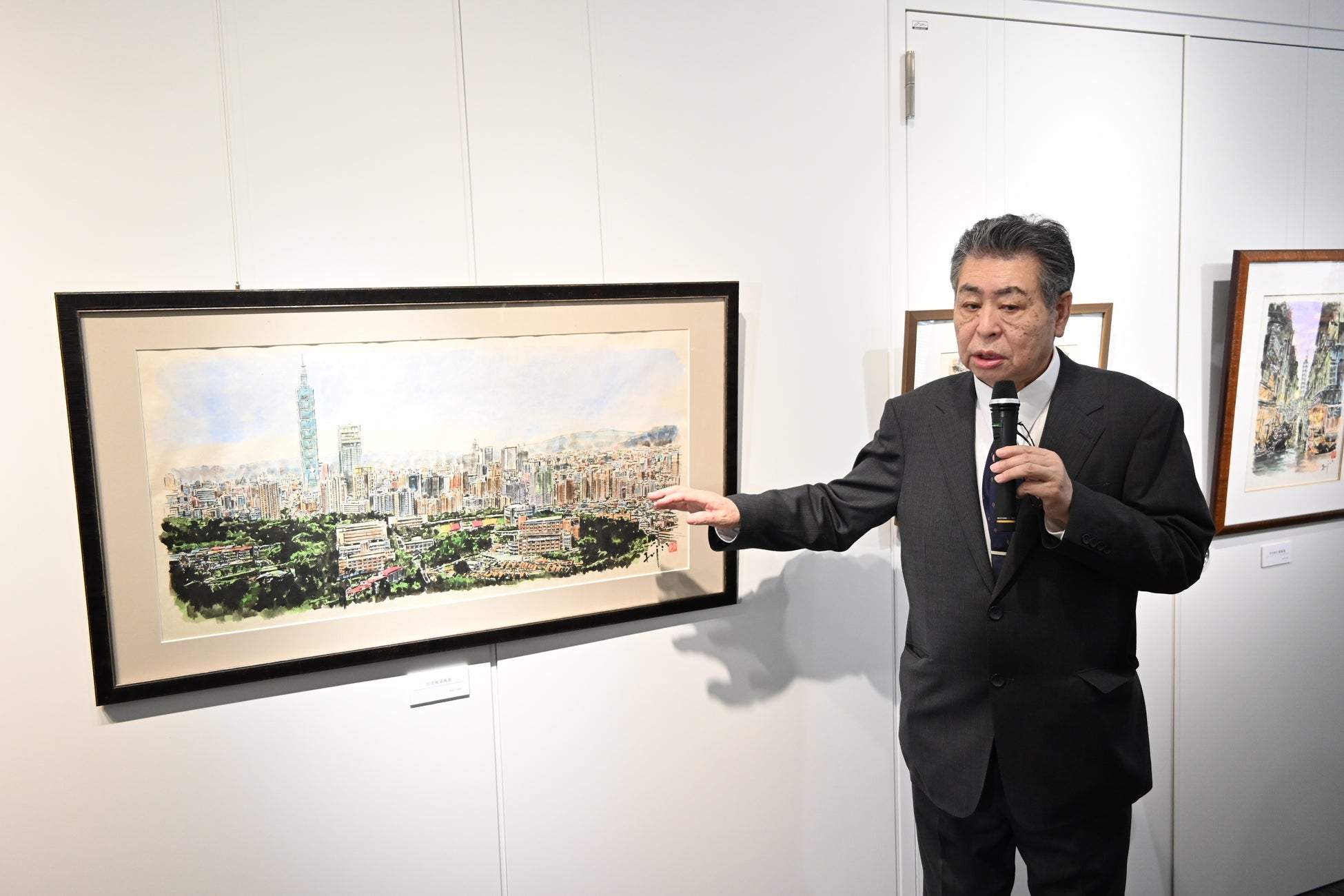 作品を解説する藤井克之さん
