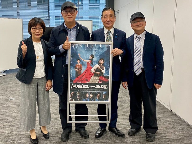 写真左より、王淑芳・台湾文化センター長、姚文智プロデューサー、小磯明・東京都議会議員、原作者の曹欽栄氏