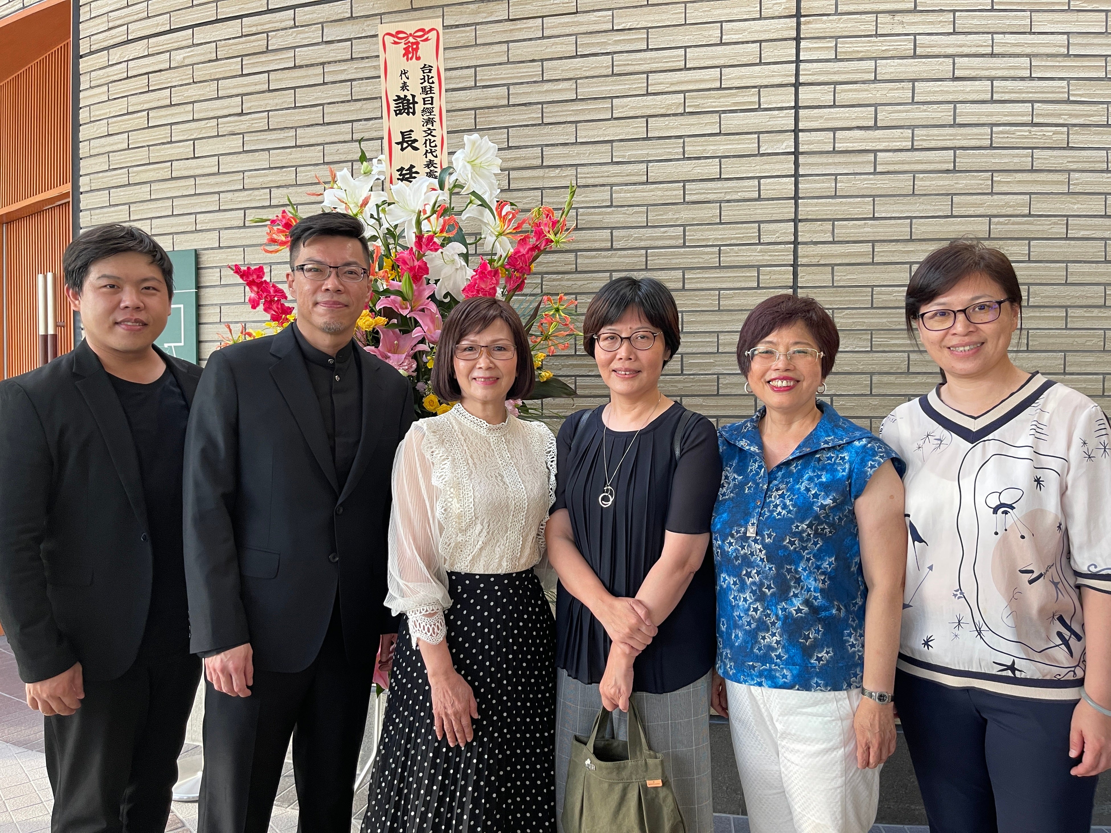 台湾文化センター長王淑芳(右3)と「仰山合唱団」創設者楊寶玉（左３）、団長吳雪玉（右2）、幹事李金玲（右一）、総監督兼指揮鄭逸伸（左2）、ピアノ張絜宇（左1）と記念撮影