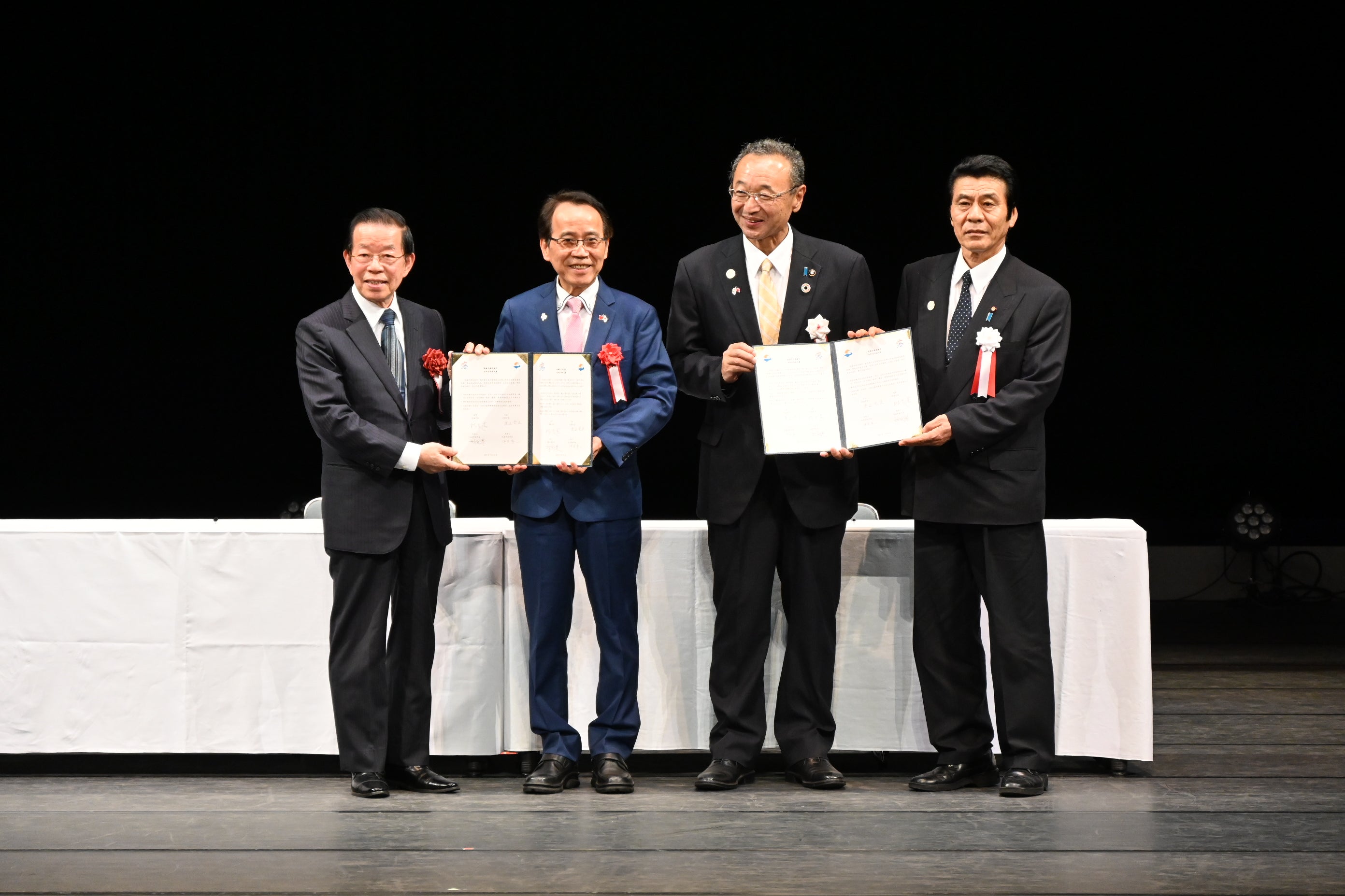 左より、謝長廷・駐日代表、林欽栄・高雄市副市長、渡辺竜五・佐渡市長、近藤和義・佐渡市議会議長