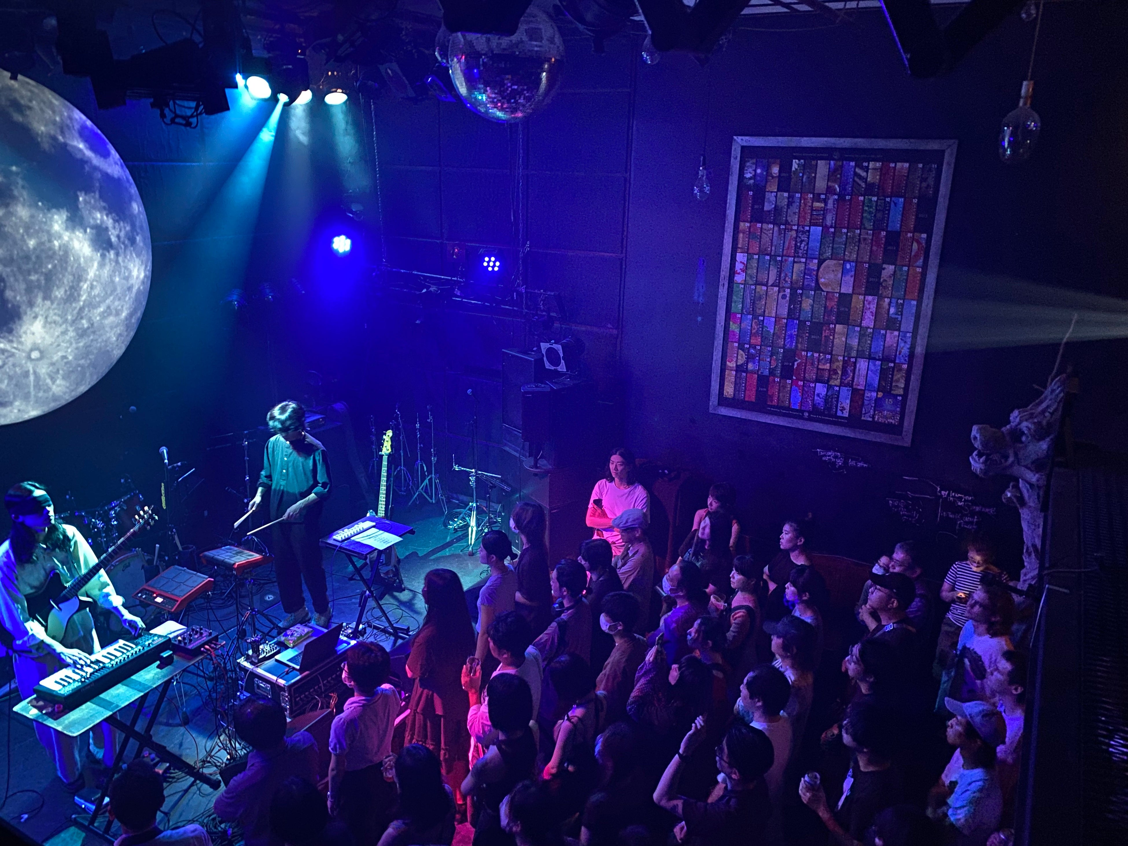 東京公演の「Mong Tong」、ライブハウス「月見ル君思フ」にて