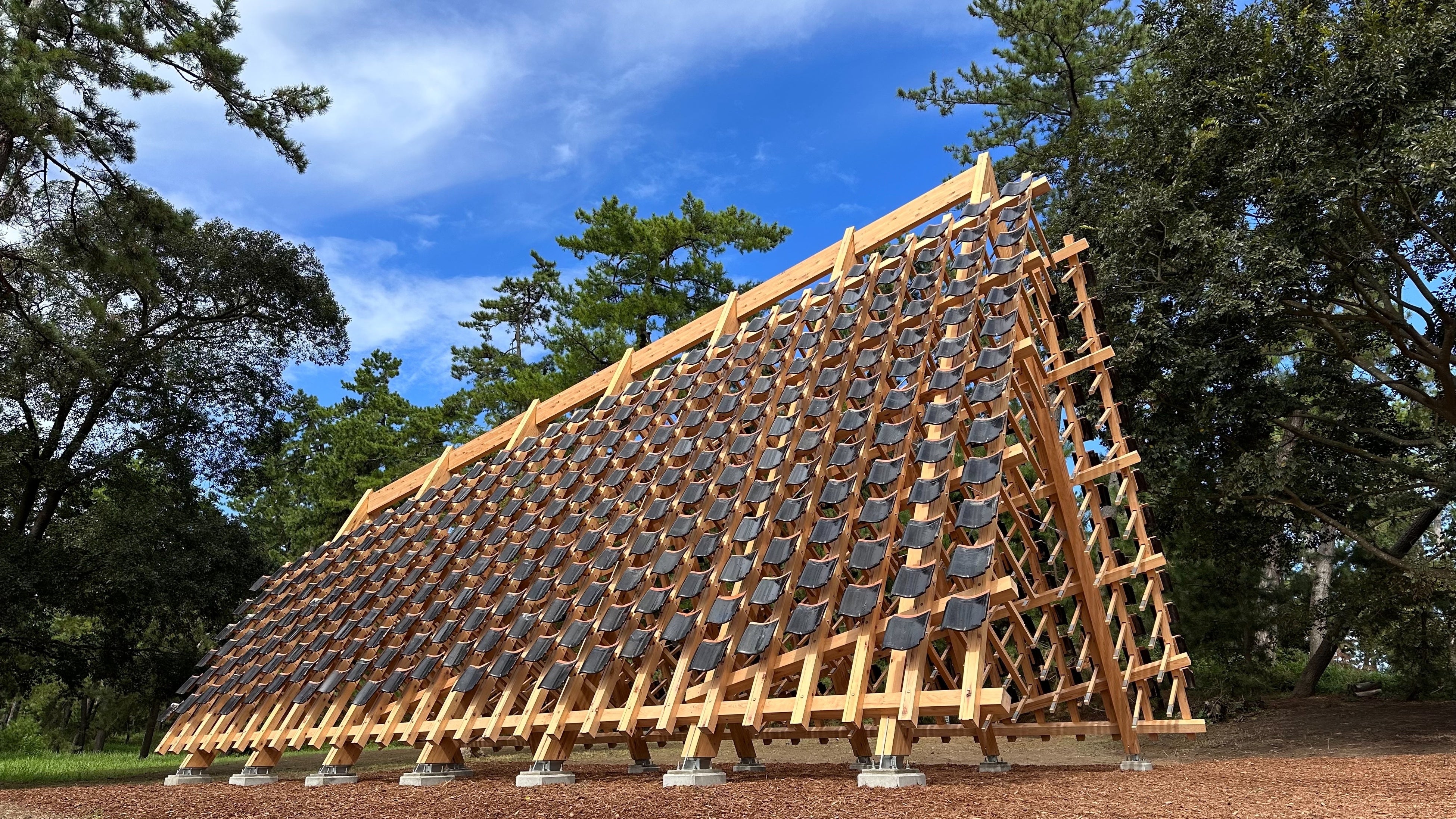 ラグジュアリー・ロジコは今回の出展作品について、地元の520枚の瓦から作られております。