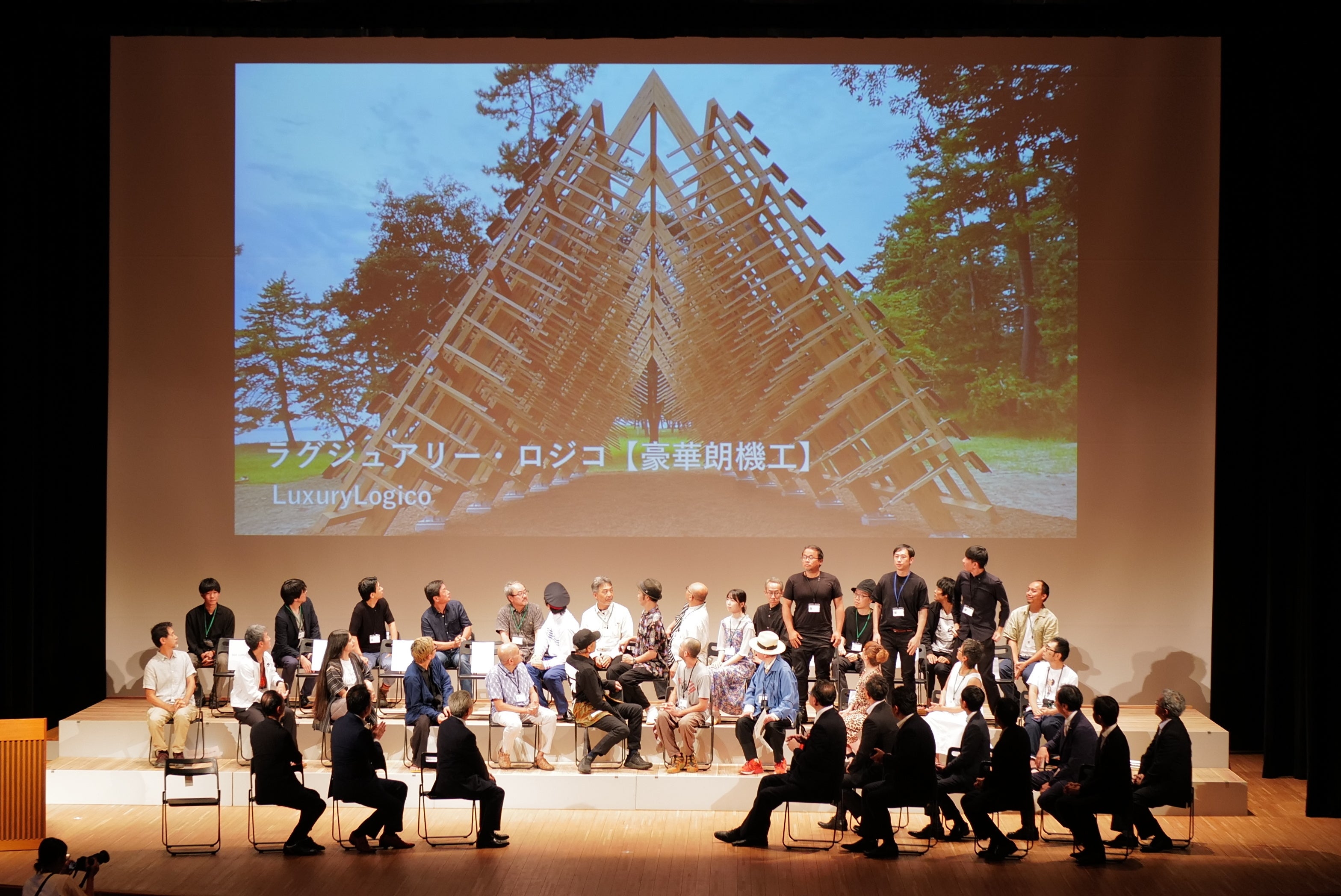 世界各地からの出展アーティストとともにラグジュアリー・ロジコ（豪華朗機工）の制作メンバーである張耿華、林昆穎、陳乂らも出席した。