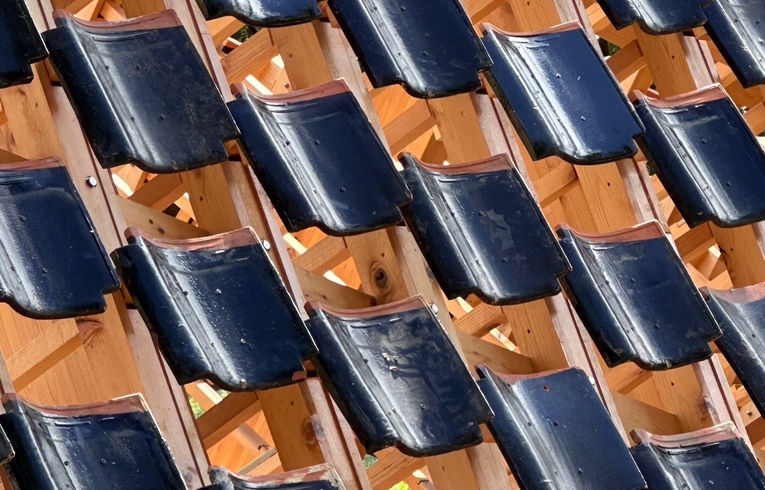 自然の強風が作品を揺らすとき、瓦が命の息吹の象徴となります。