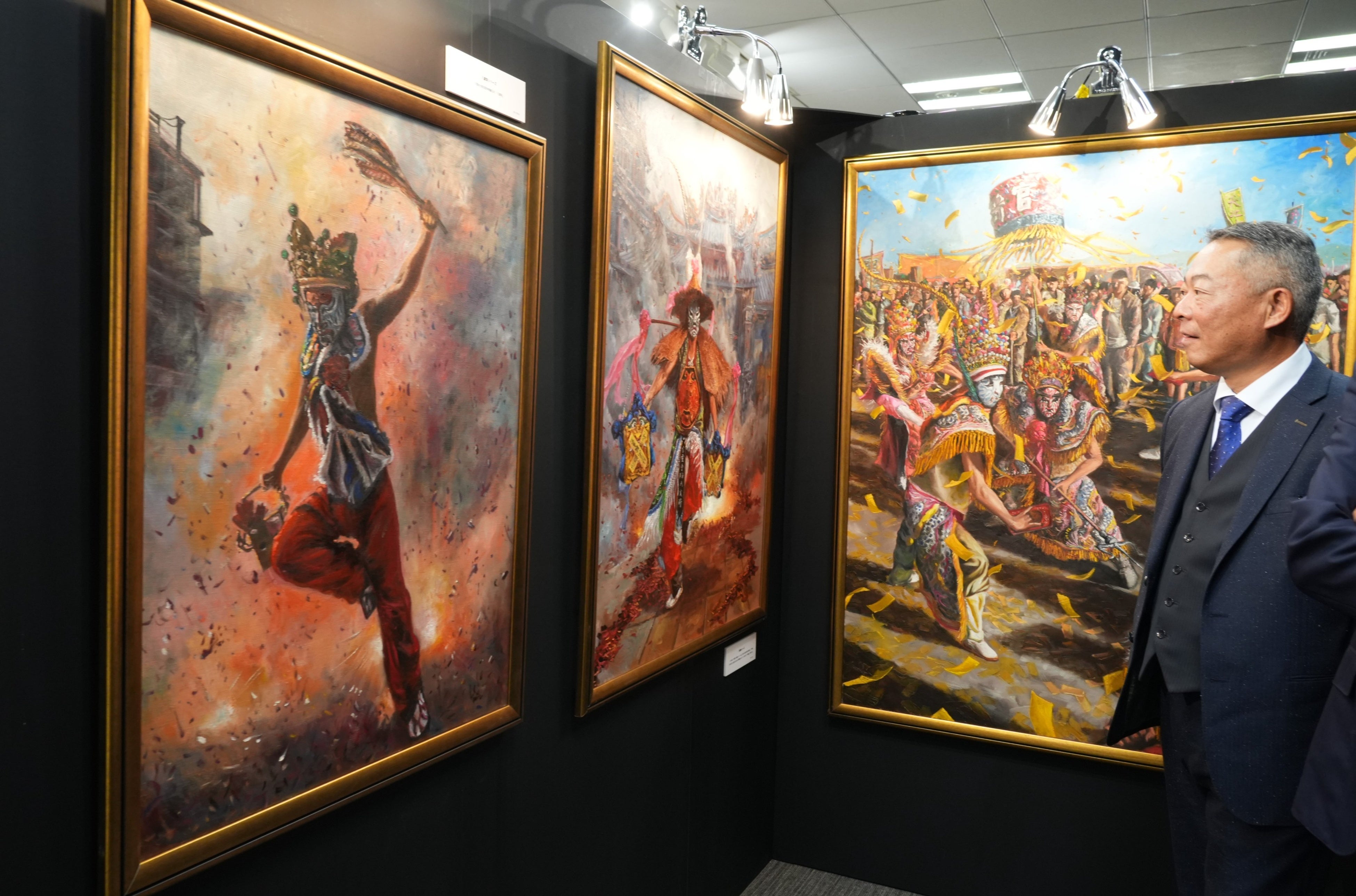 台湾の祭りをテーマにした邱貴さんの絵画作品