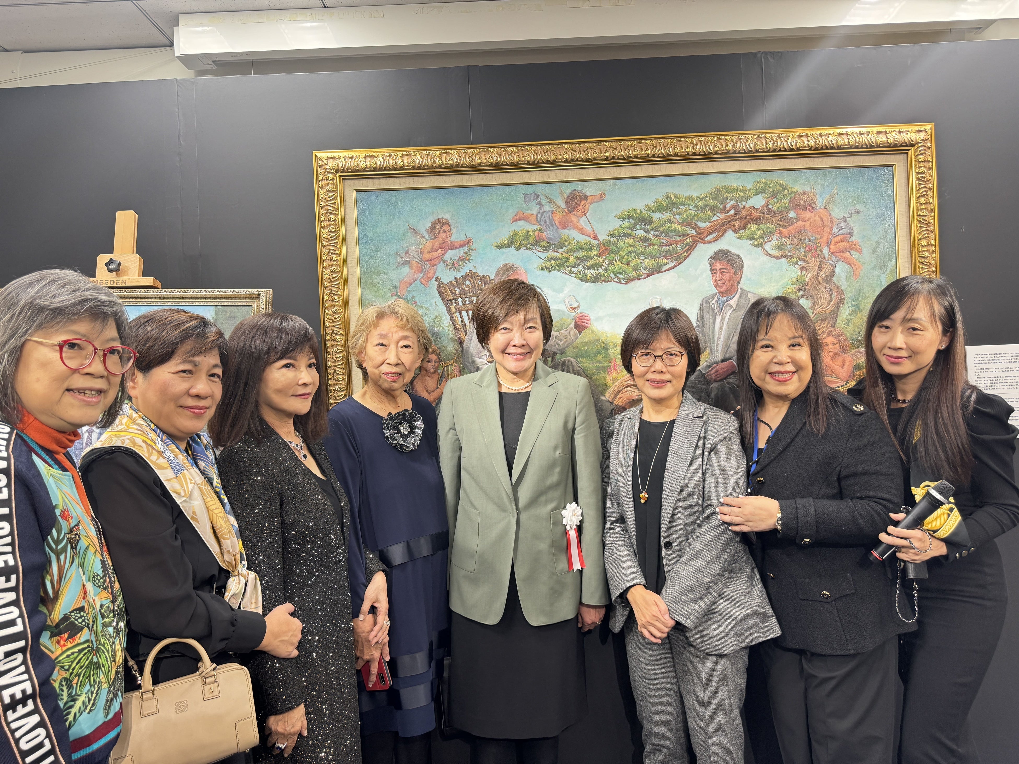 李登輝元総統と安倍元首相の絵前で、台湾文化センターせんたー長王淑芳ん（右３）安倍昭恵さん（右4）、邱貴さん（左３）