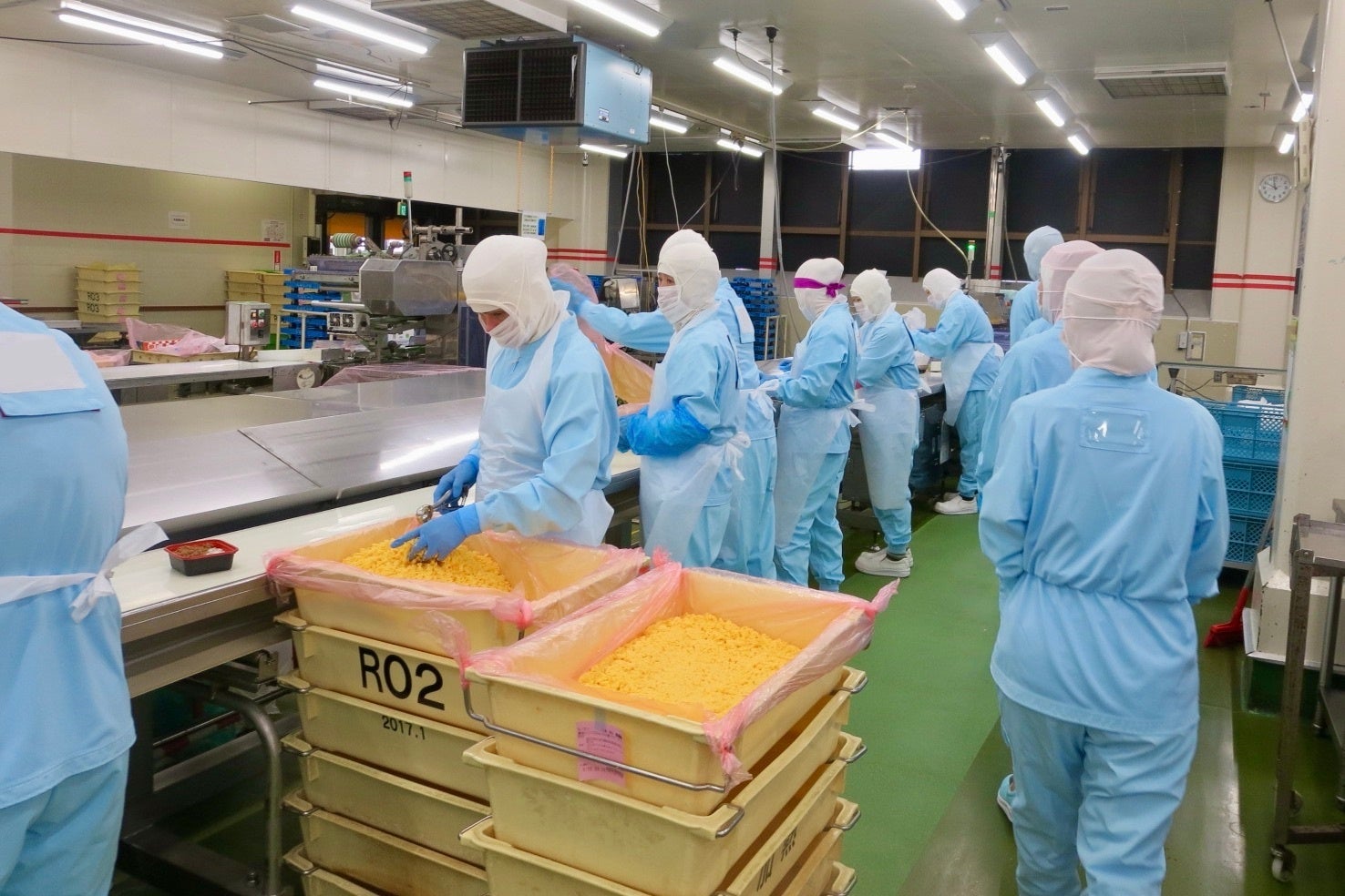 工場の盛付けラインの様子（株式会社グルメデリカ）