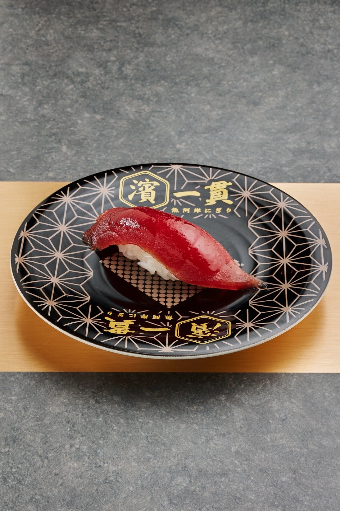 本まぐろ赤身（一貫）220円（税込242円）