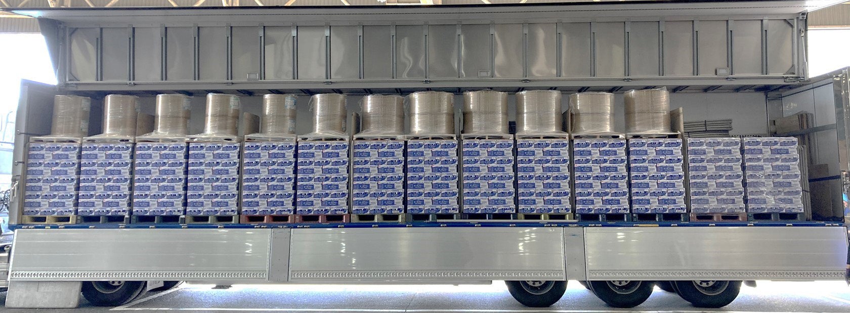 両グループ貨物の混載の様子 上段：大王グループの貨物（ノーカーボン紙）下段：サントリーグループの貨物（飲料製品）