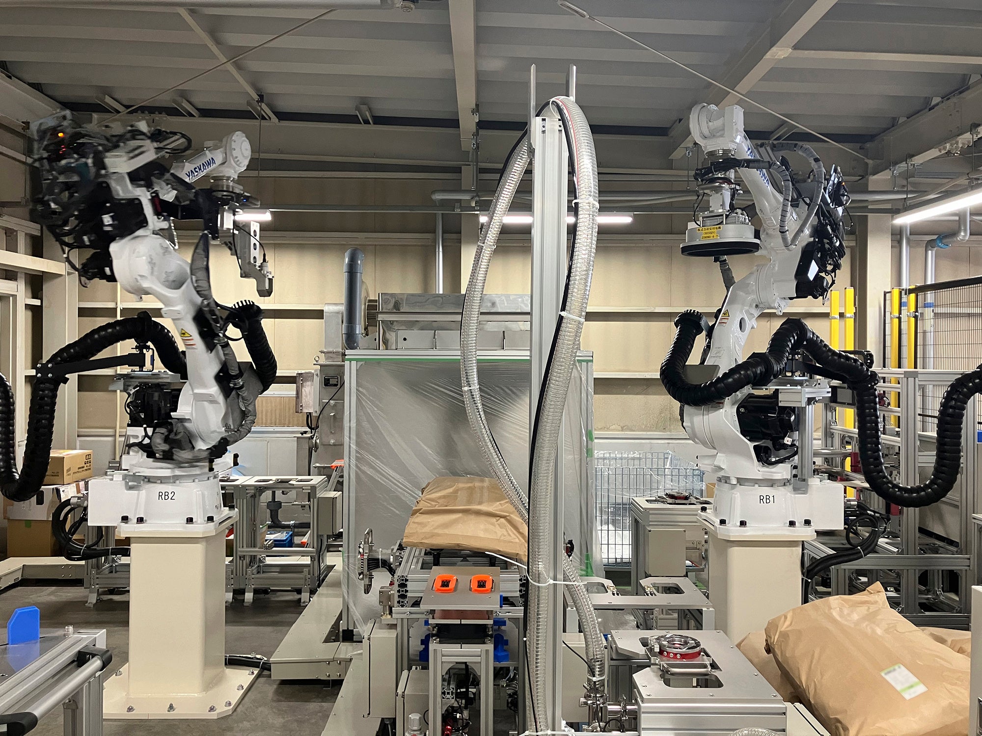 工場における原料の取り扱い業務の自動化を目指し、技術検証を本格的に