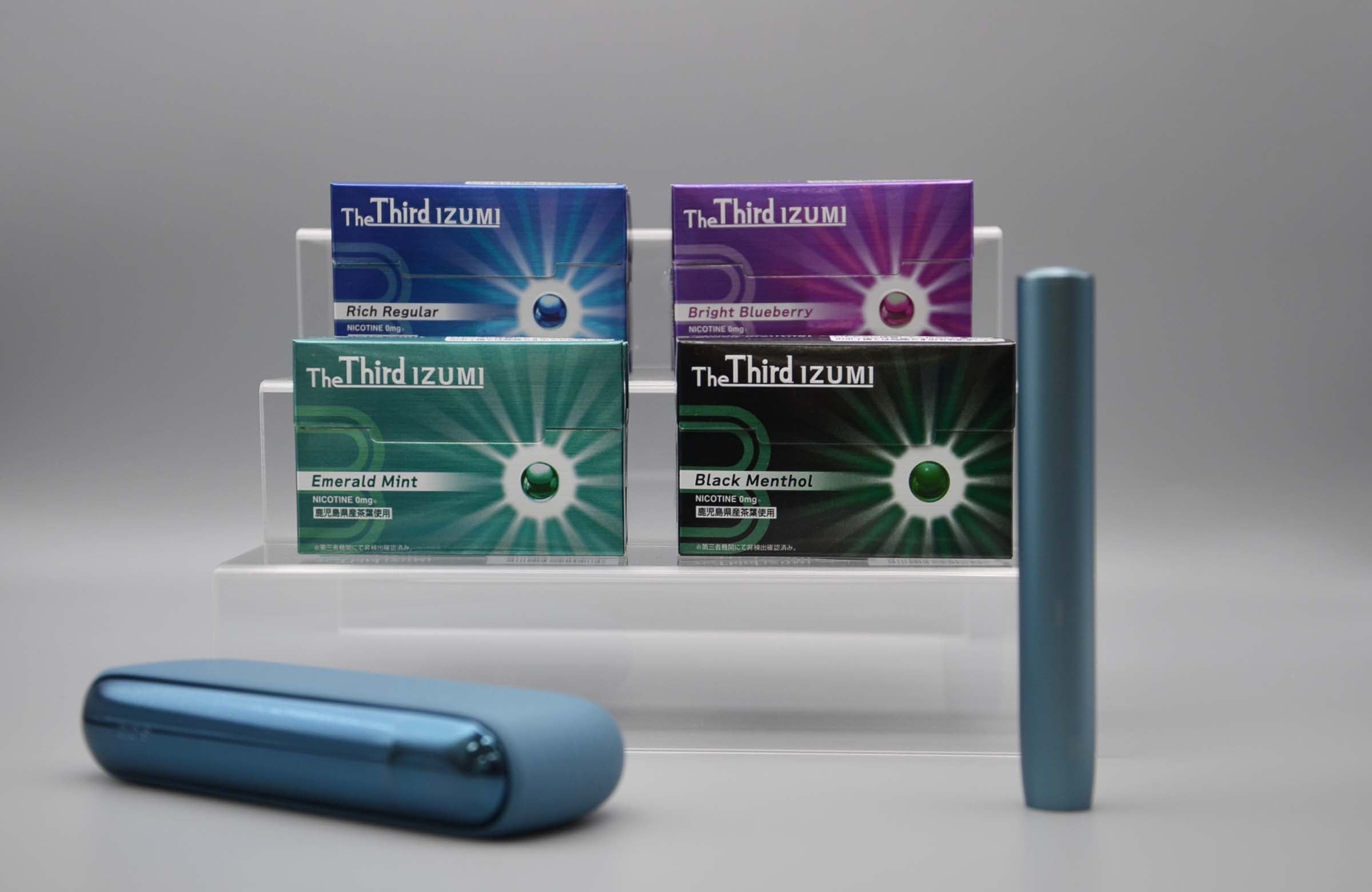 エメラルドミント（左下）、ブラックメンソール（右下）、リッチレギュラー（左上）、ブライトブルーベリー（右上）、九州エリアのファミリーマート（一部店舗および、沖縄県を除く）では、ブラック・メンソールとエメラルド・ミントの2フレーバーを販売