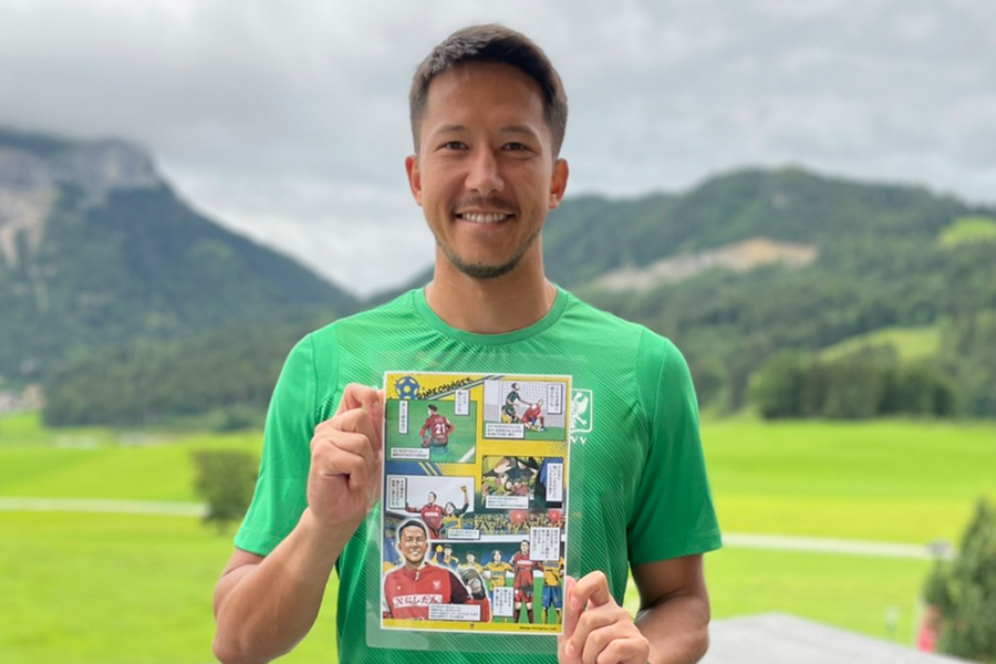 （自身のポスターを持つシュミット ダニエル選手）