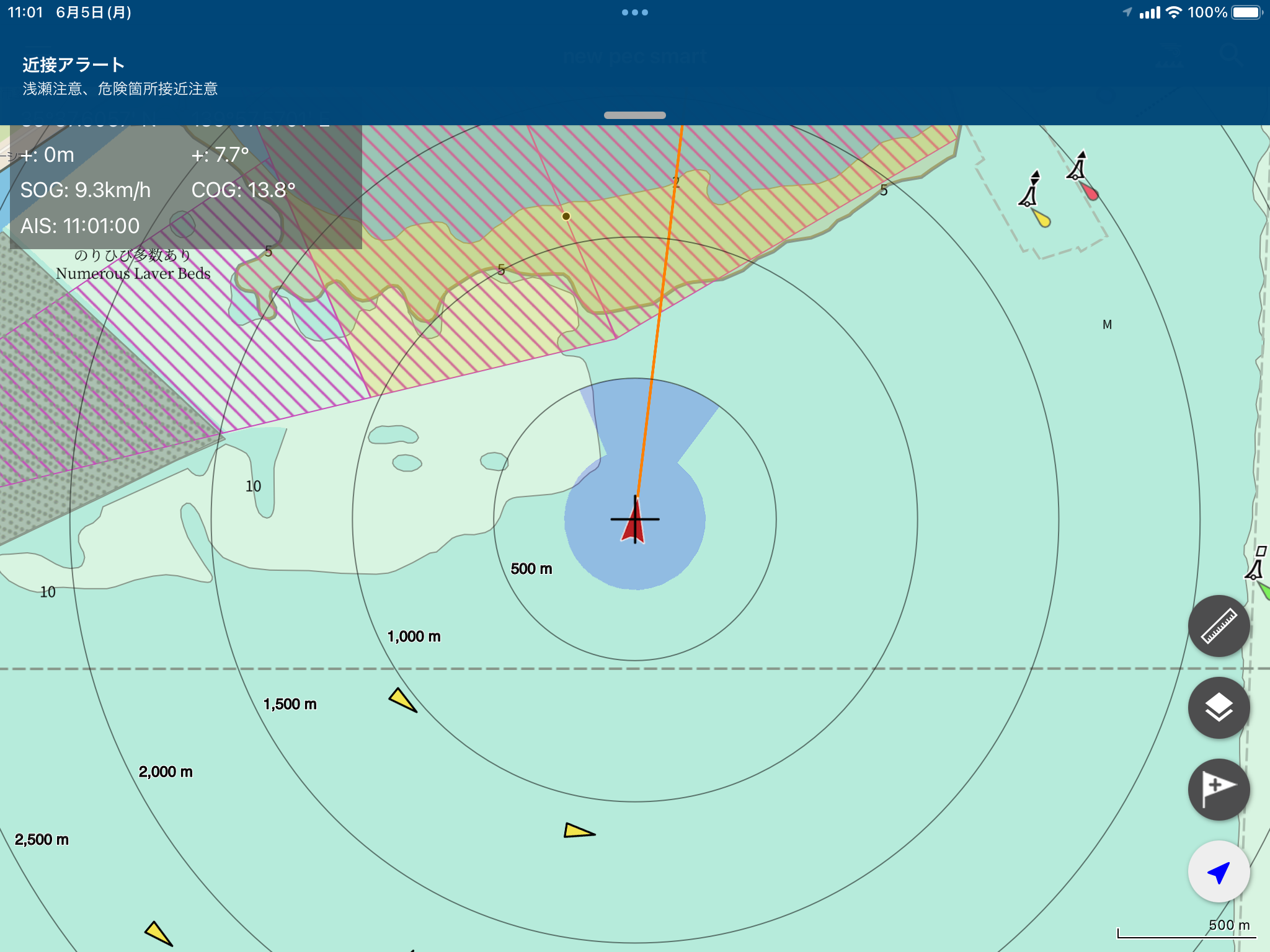 乗揚げ事故の多い三番瀬付近、漁具定置網に接近した時の「注意喚起（黄色）」表示。同時に「前方に定置網が接近しています。速力を落として海図を確認してください。」と音声案内もされる。