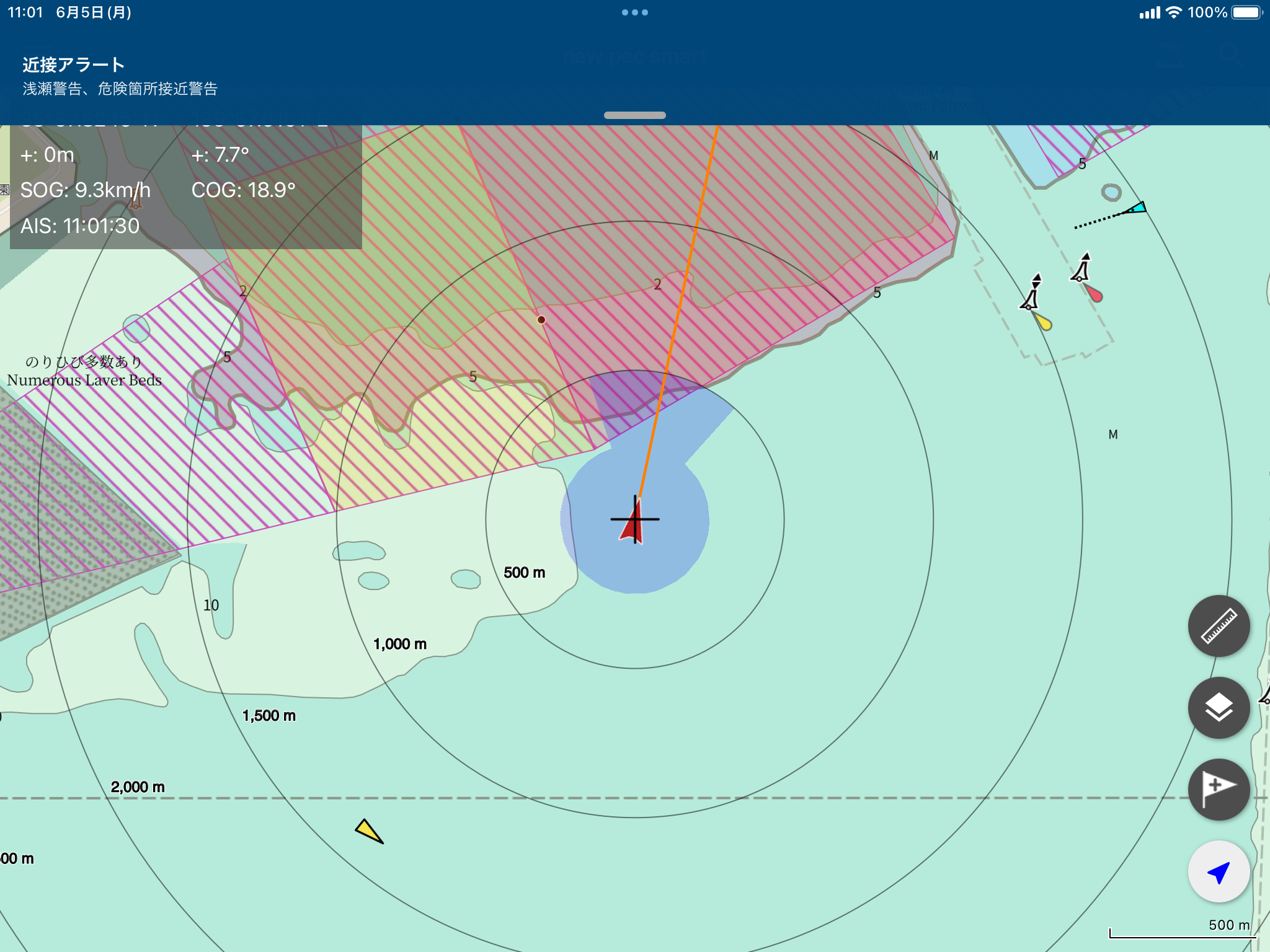 さらに漁具定置網に接近しアラート範囲に入った時の「警告（赤色）」表示。同時に「定置網に接近、定置網に接近！すぐに停船、すぐに停船！」と音声案内もされる。 ※左側の漁具定置網は、アラート範囲から外れているため、「注意喚起（黄色）」となっている。