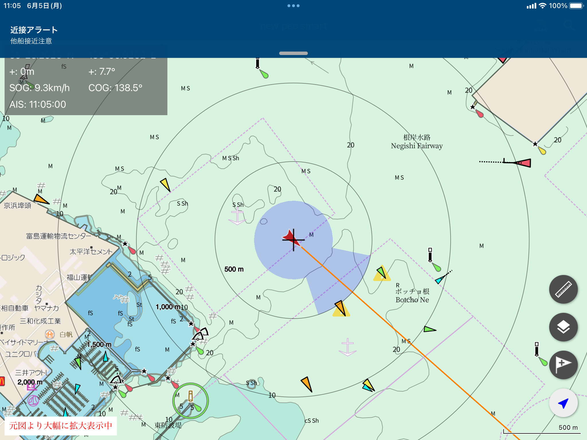 他船（AIS）に接近した時の「注意喚起（黄色）」表示。同時に「前方に他船が接近しています。速力を落として周囲を確認してください。」と音声案内もされる。