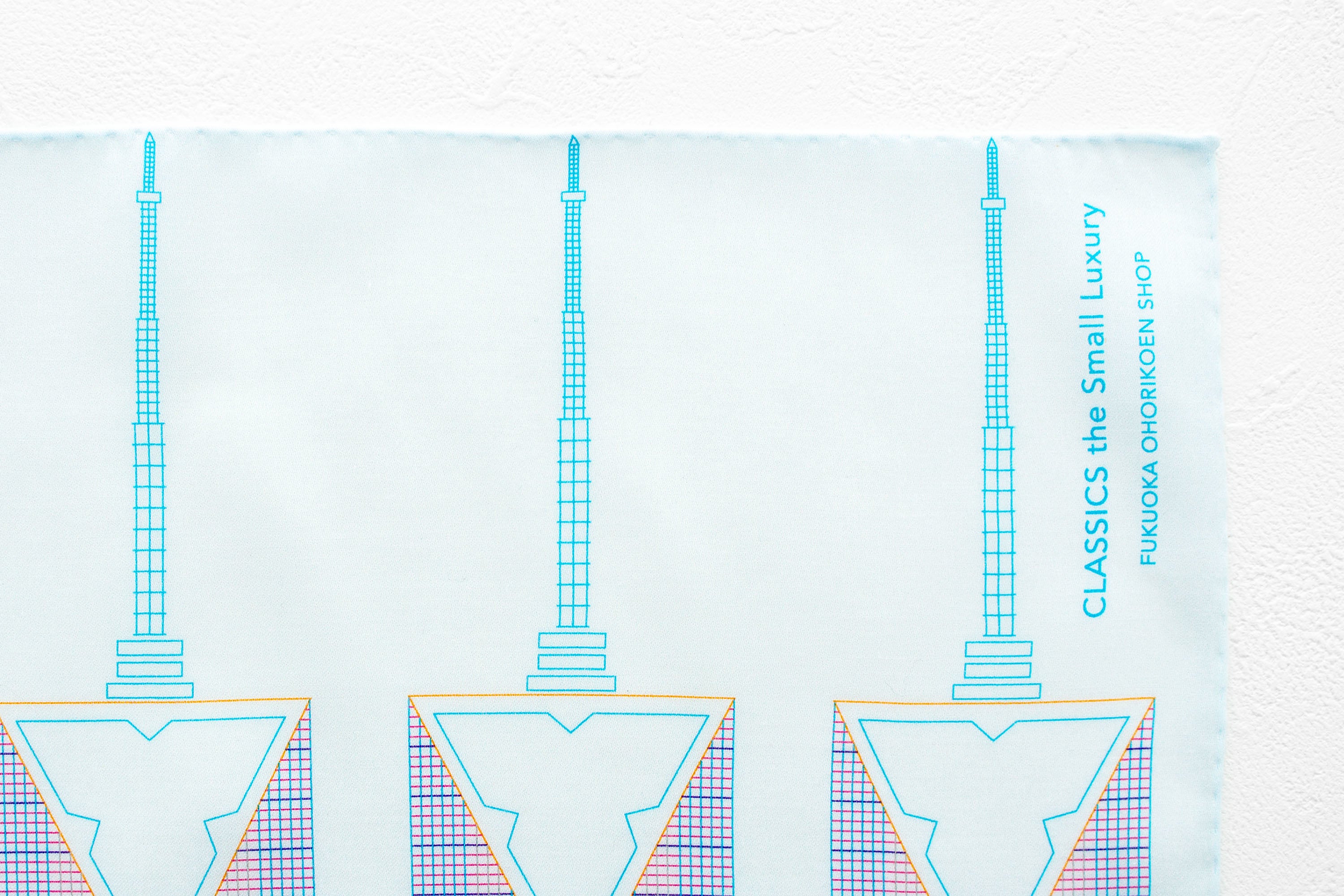 ハンカチーフの縁は手巻き縫製。タワーのアンテナ、ギリギリのところで縫製できるのは、手巻きならでは。