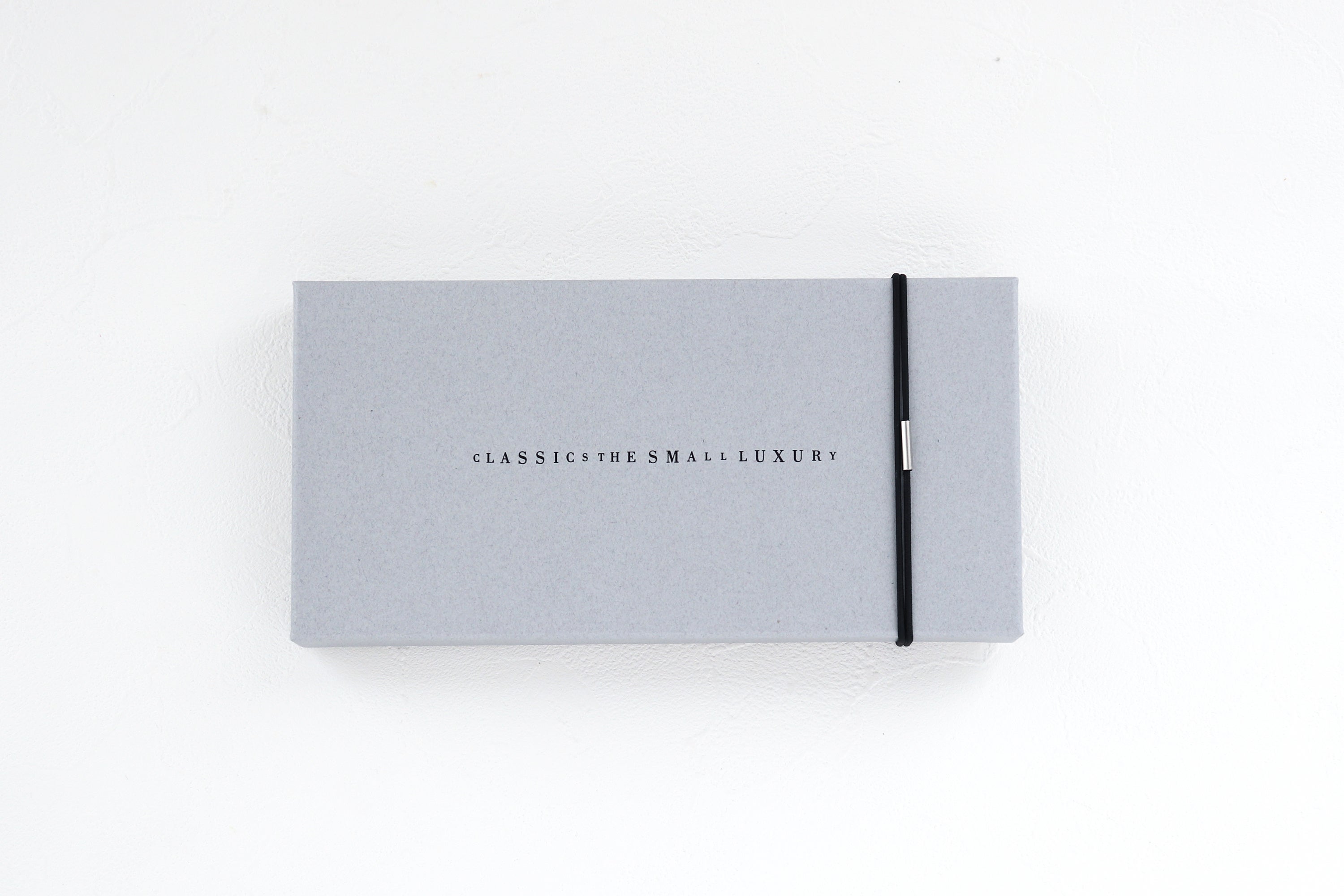 ハンカチーフリサイクルペーパーを使用したギフトパッケージ