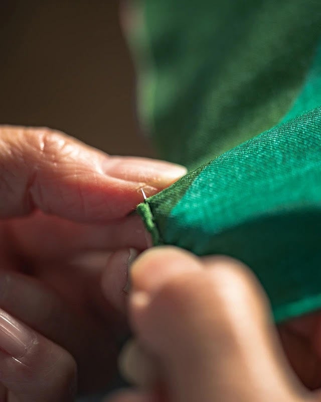 手巻き縫製の様子