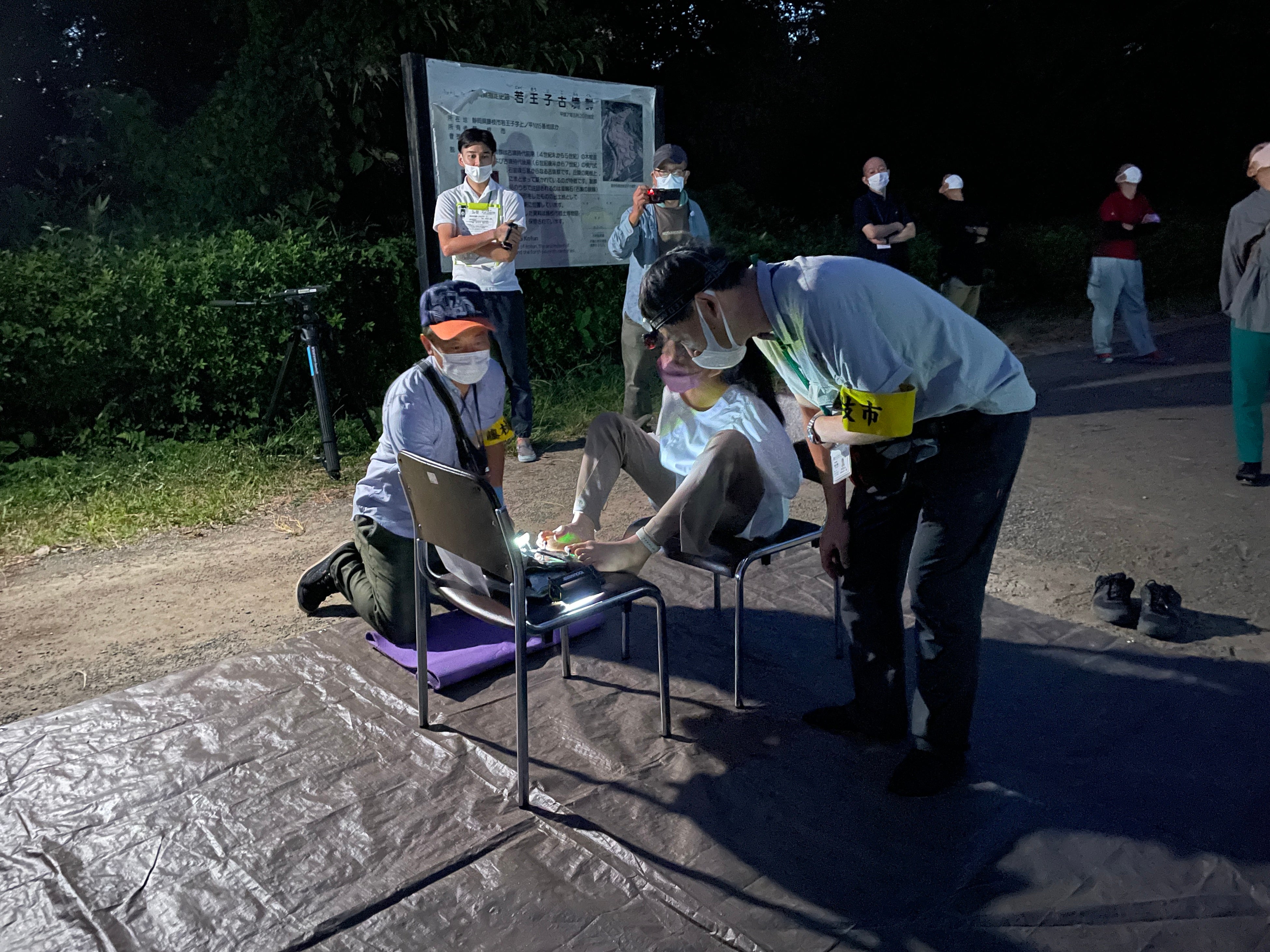 ボランティア活動中の様子。足でドローンを操縦して空撮しました。