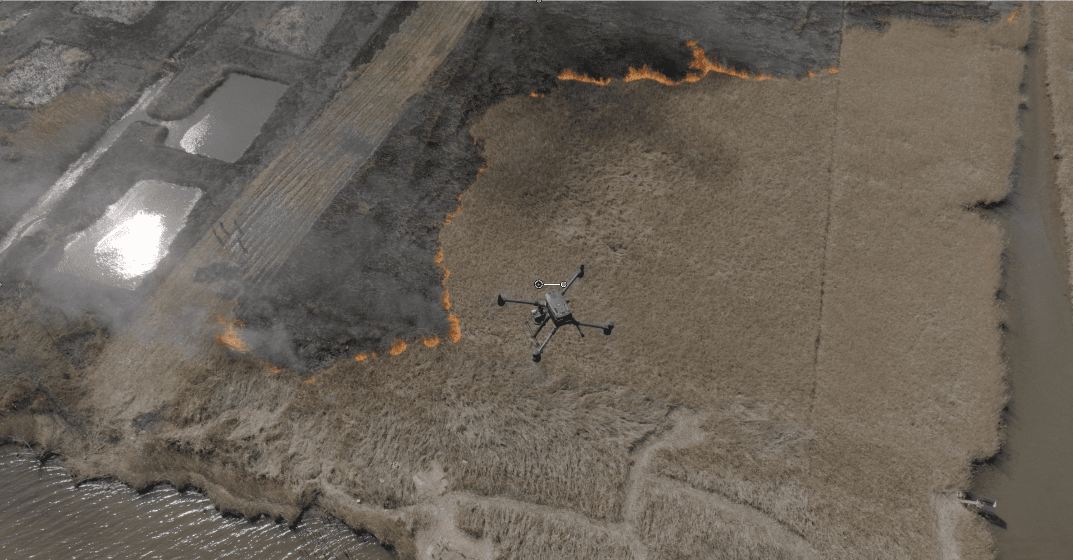 ヨシ焼きの様子と実証実験中のMatrice300 RTK