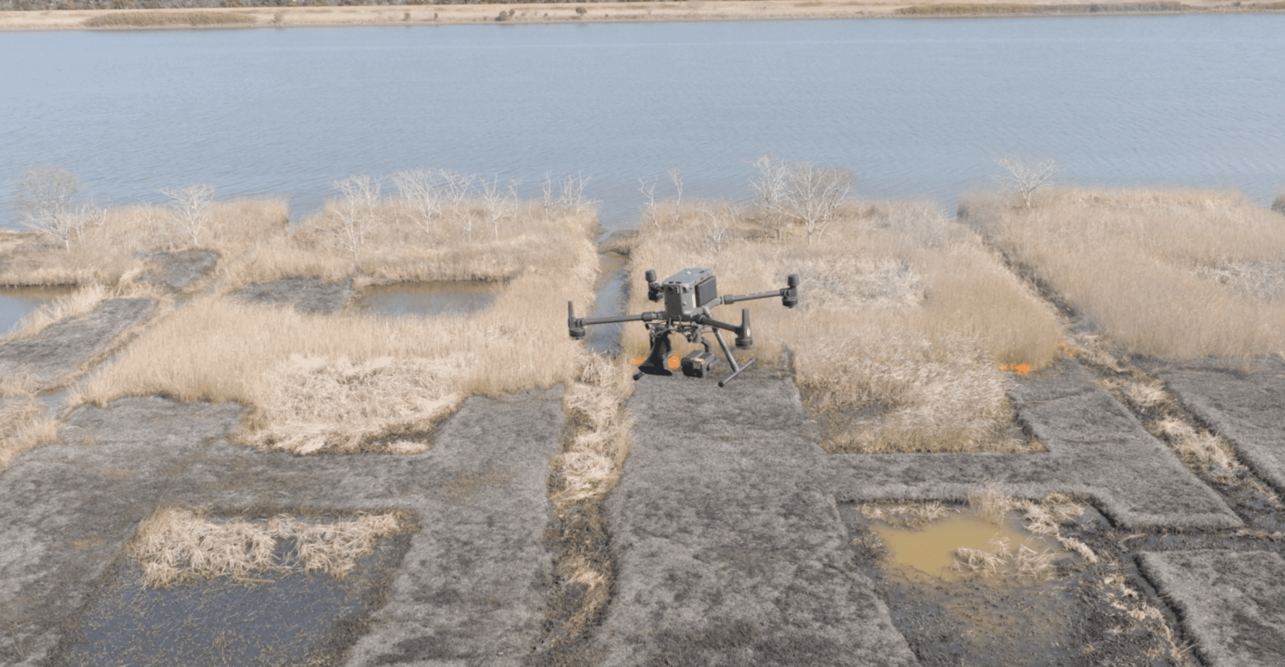 H20Tおよびスピーカーを取り付けた産業用ドローンMatrice300 RTK