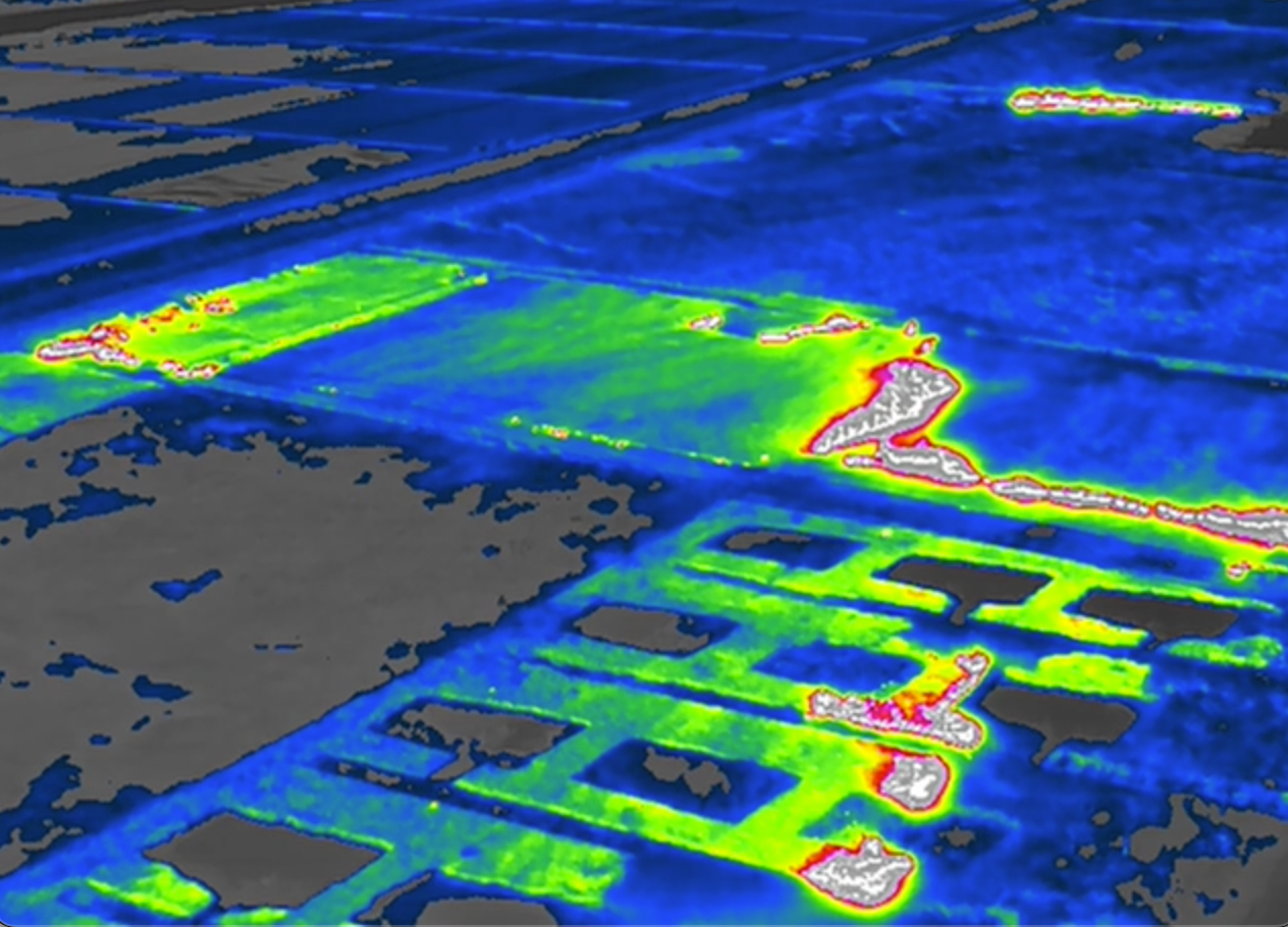 赤外線カメラを用いて火が残っている箇所がハッキリと表示されます
