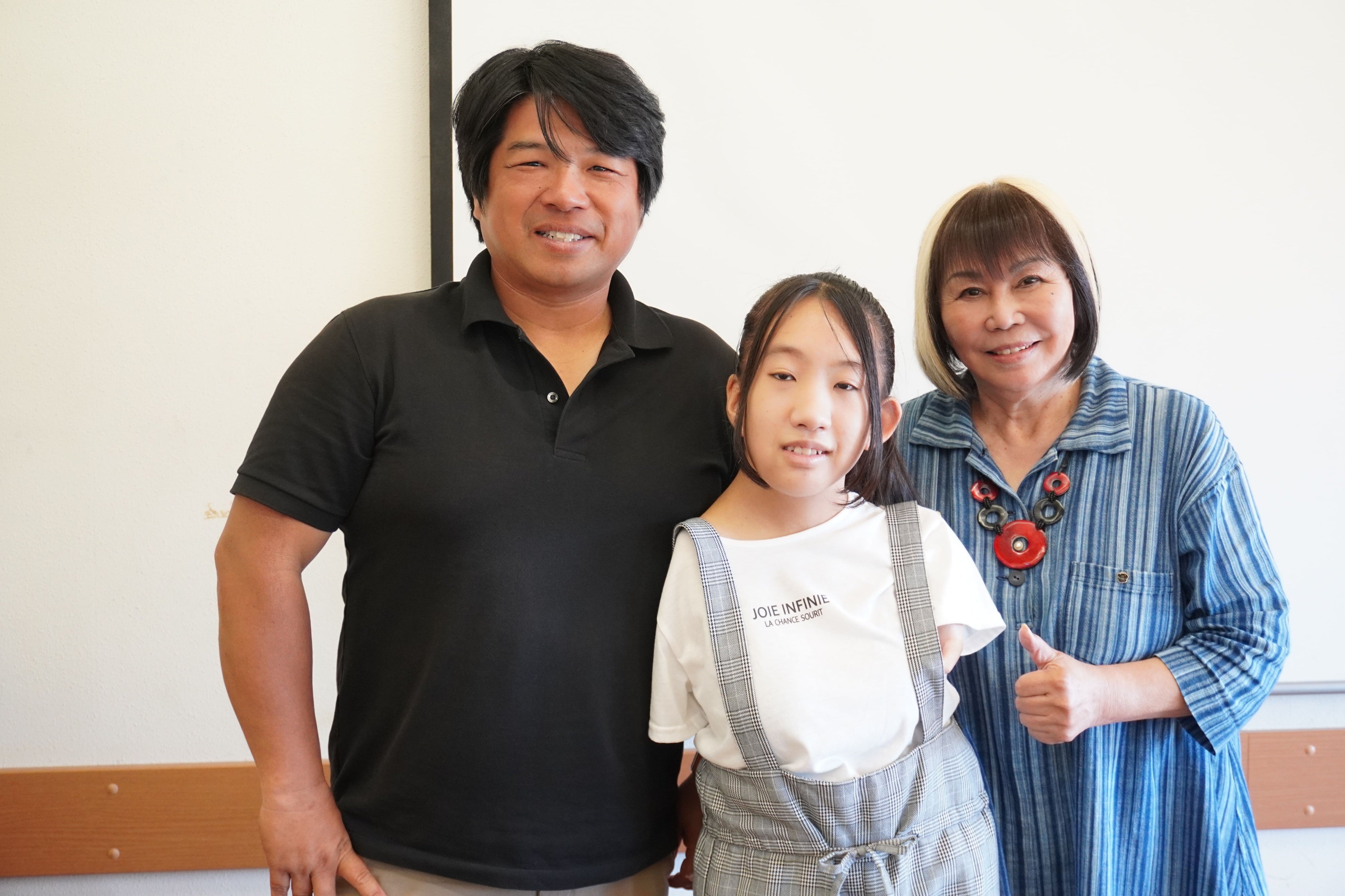 一等無人航空機操縦士に合格した宮崎美さんと一般社団法人国際ドローン協会の榎本幸太郎代表理事(左)ユニバーサルドローン協会の竹中ナミ代表(右)