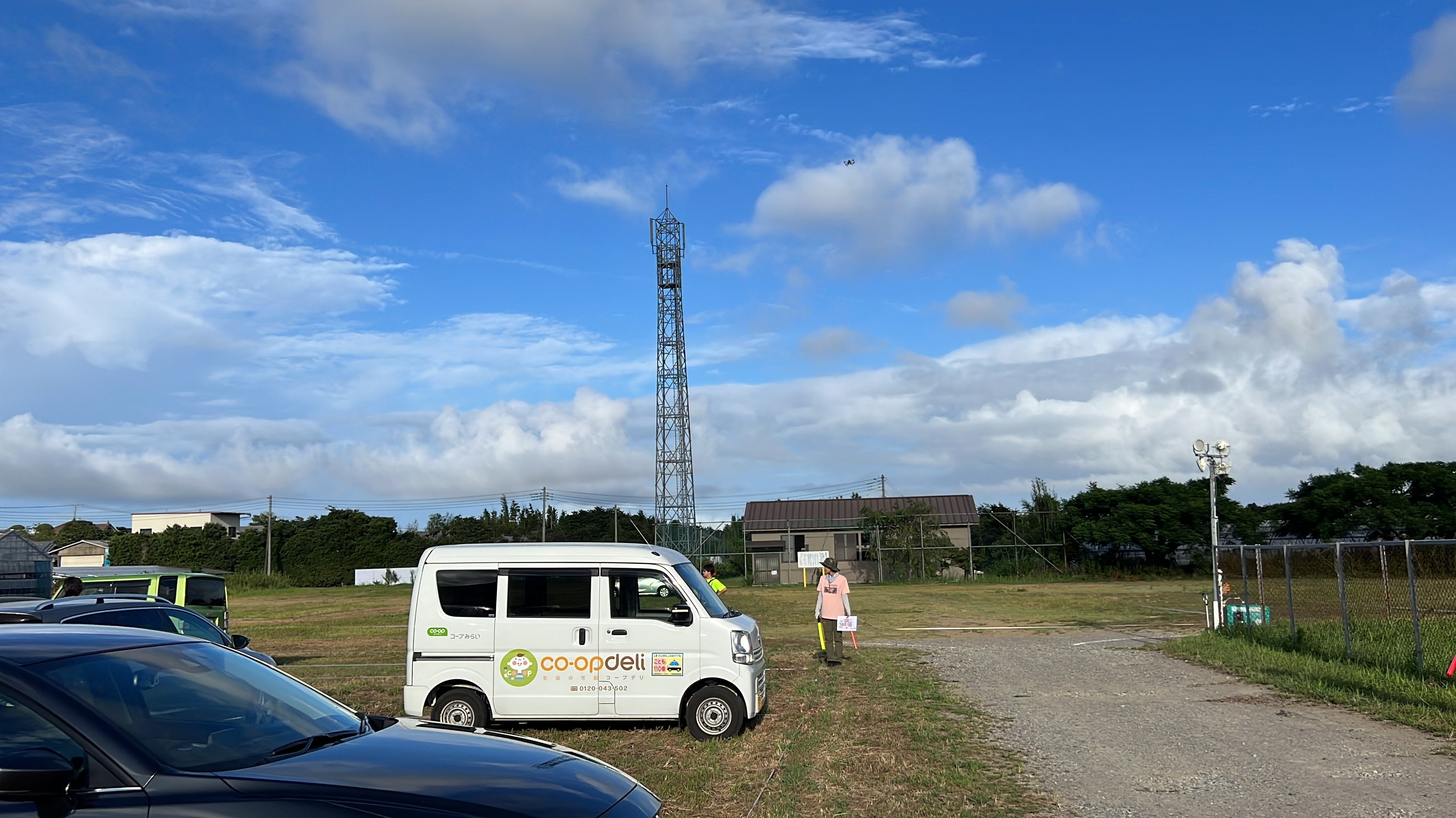 上空からドローンで駐車場内を監視しました