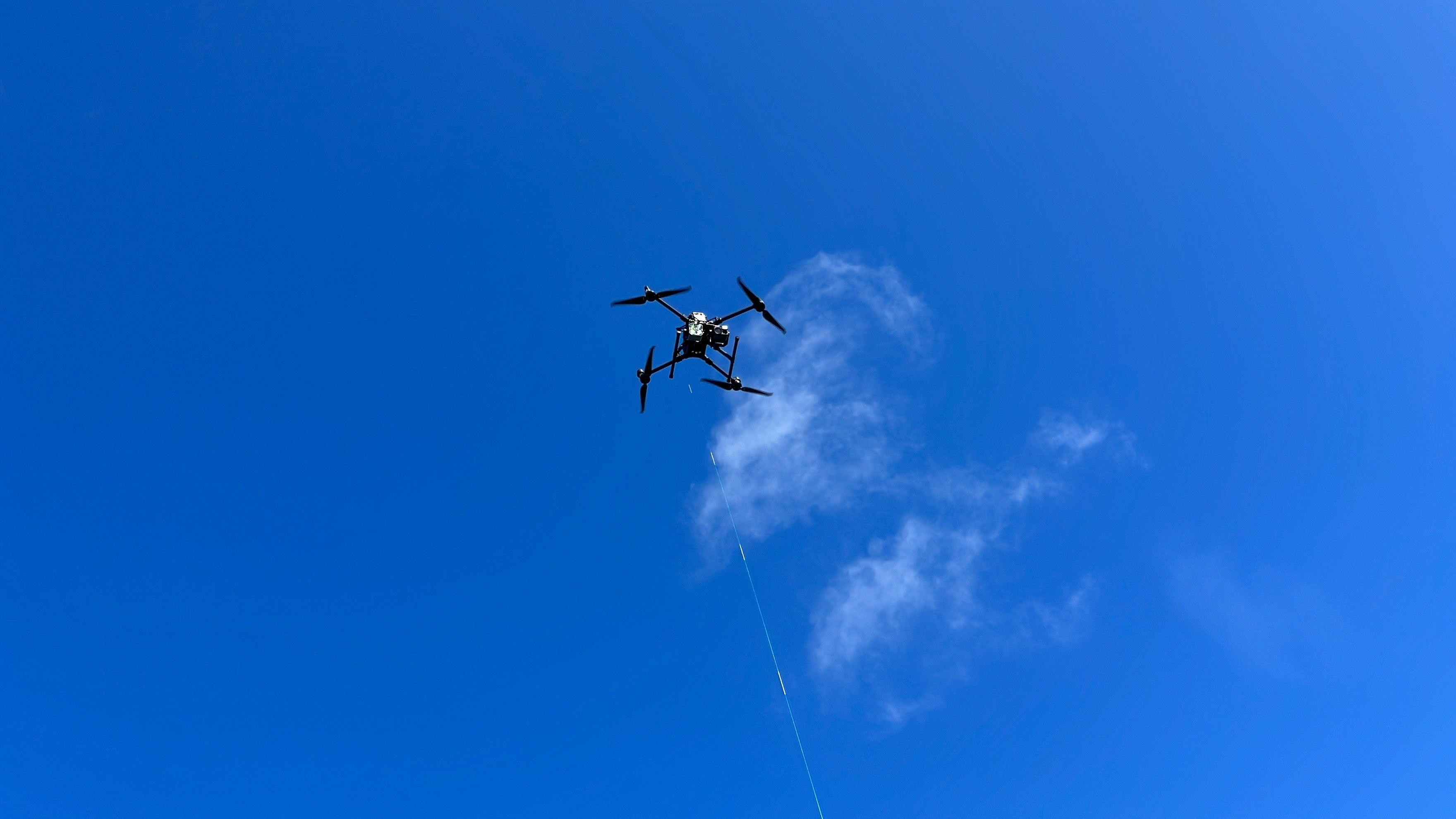 ワイヤーで牽引しながら飛行しました