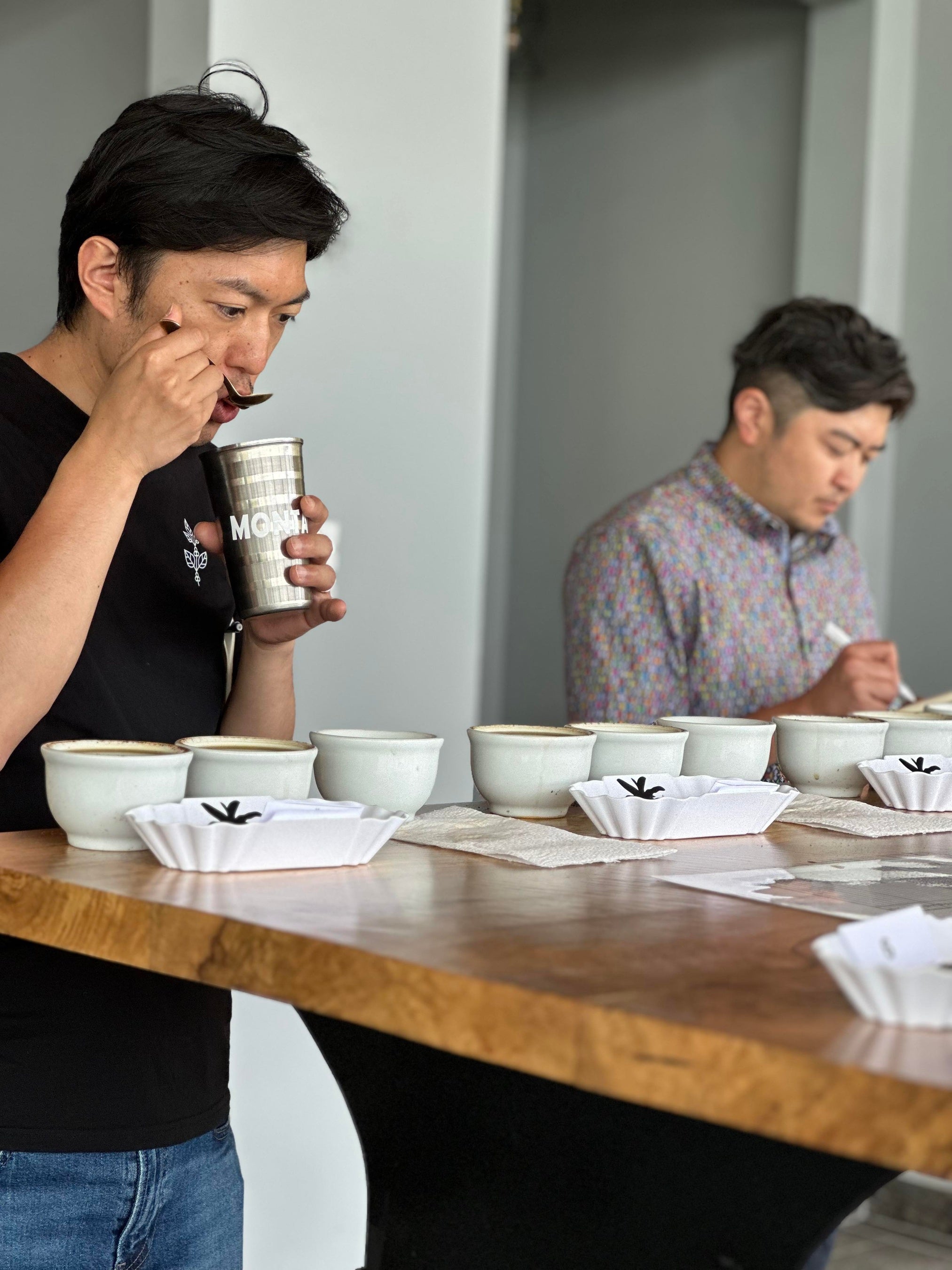 パナマでゲイシャコーヒを選ぶ飯高選手