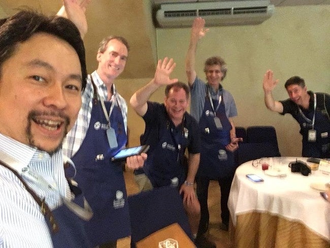 パナマの品評会の審査をするサザコーヒーの鈴木太郎パナマの品評会では長きにわたり審査員を務めているが最近、茨城県にある筑波大学の学生になった事もあり髭を伸ばすのをやめている。