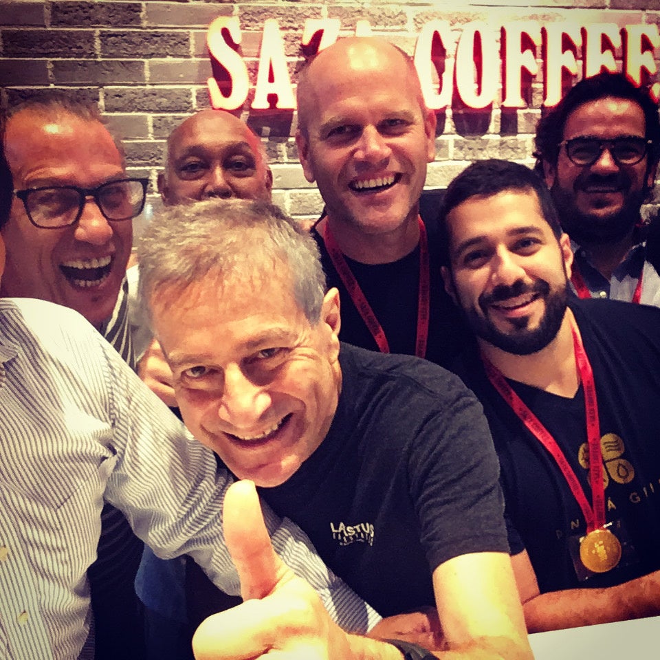 コロナ前は、ゲイシャの生産者がサザコーヒーになんども押し寄せてきていた。中央：ゲイシャ発見の父ダニエルピーターソン氏、手前は２０１９年チャンピオンのWラマスタス氏