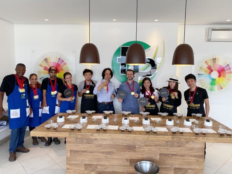 ブラジルの品評会（左から６番目 サザコーヒー代表 鈴木太郎、左から５番目 サザコーヒー買付担当 石原俊太郎、右端 サザコーヒー工場長 黒澤順一