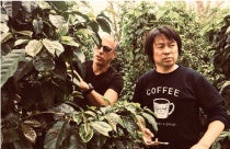 左：ロス ラホネス農園主グラシアーノ・クルス氏　右：サザコーヒー社長 鈴木太郎
