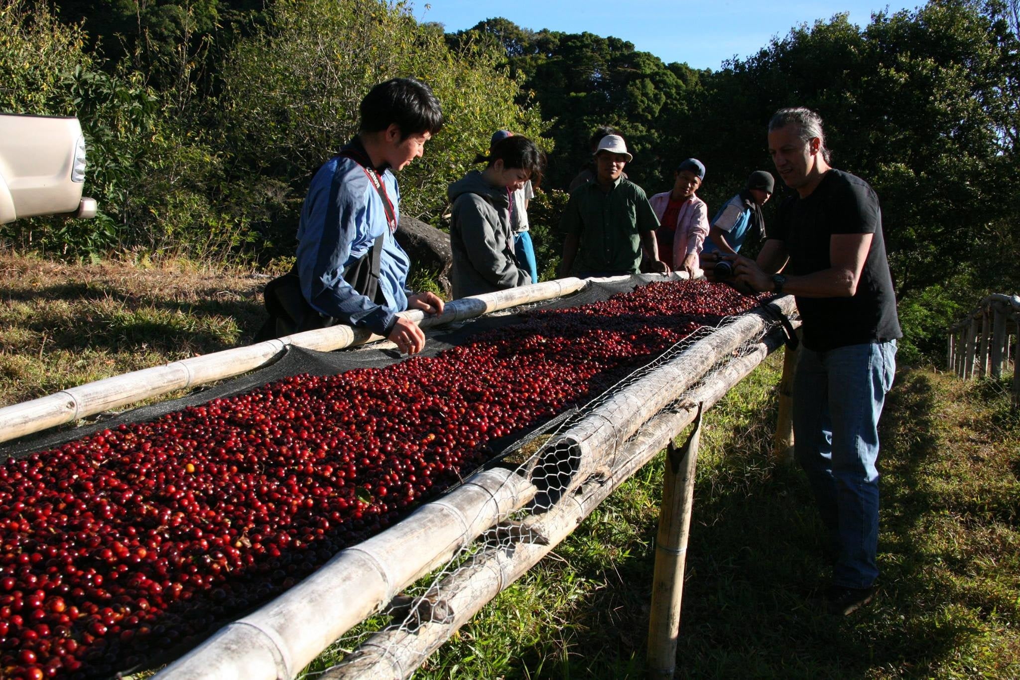 左：サザコーヒー工場長 黒澤順一　左から２番目：サザコーヒー バリスタ 田所愛美　右：農園主グラシアーノ・クルス氏