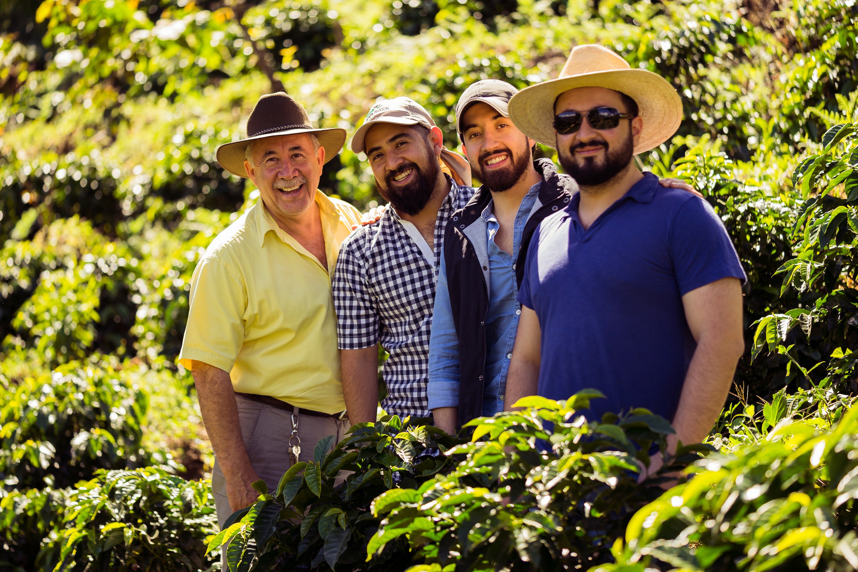 左：農園主のウィリアム・ペレス氏とご子息