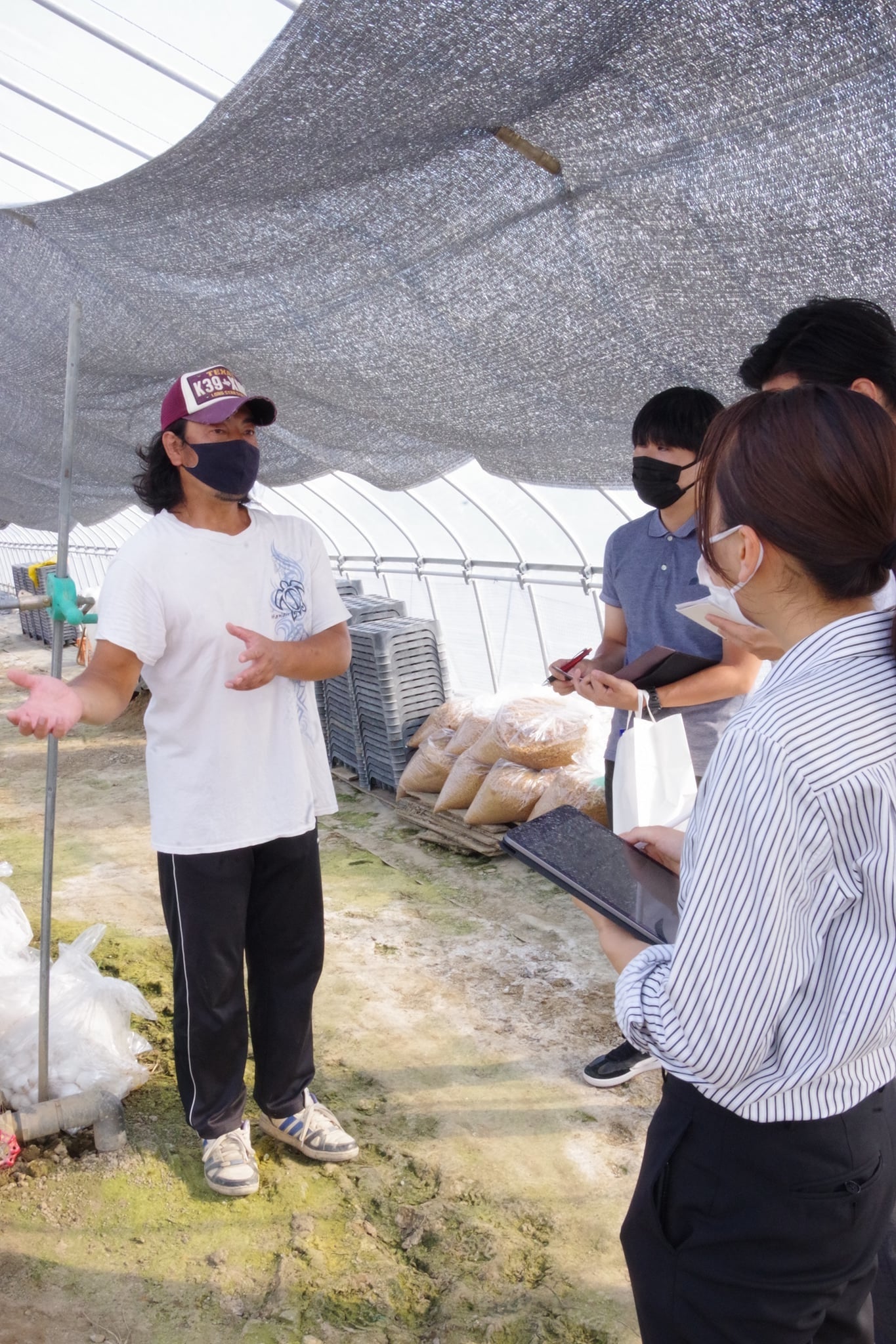 土壌について説明する土の香いちご園の八木岡さん