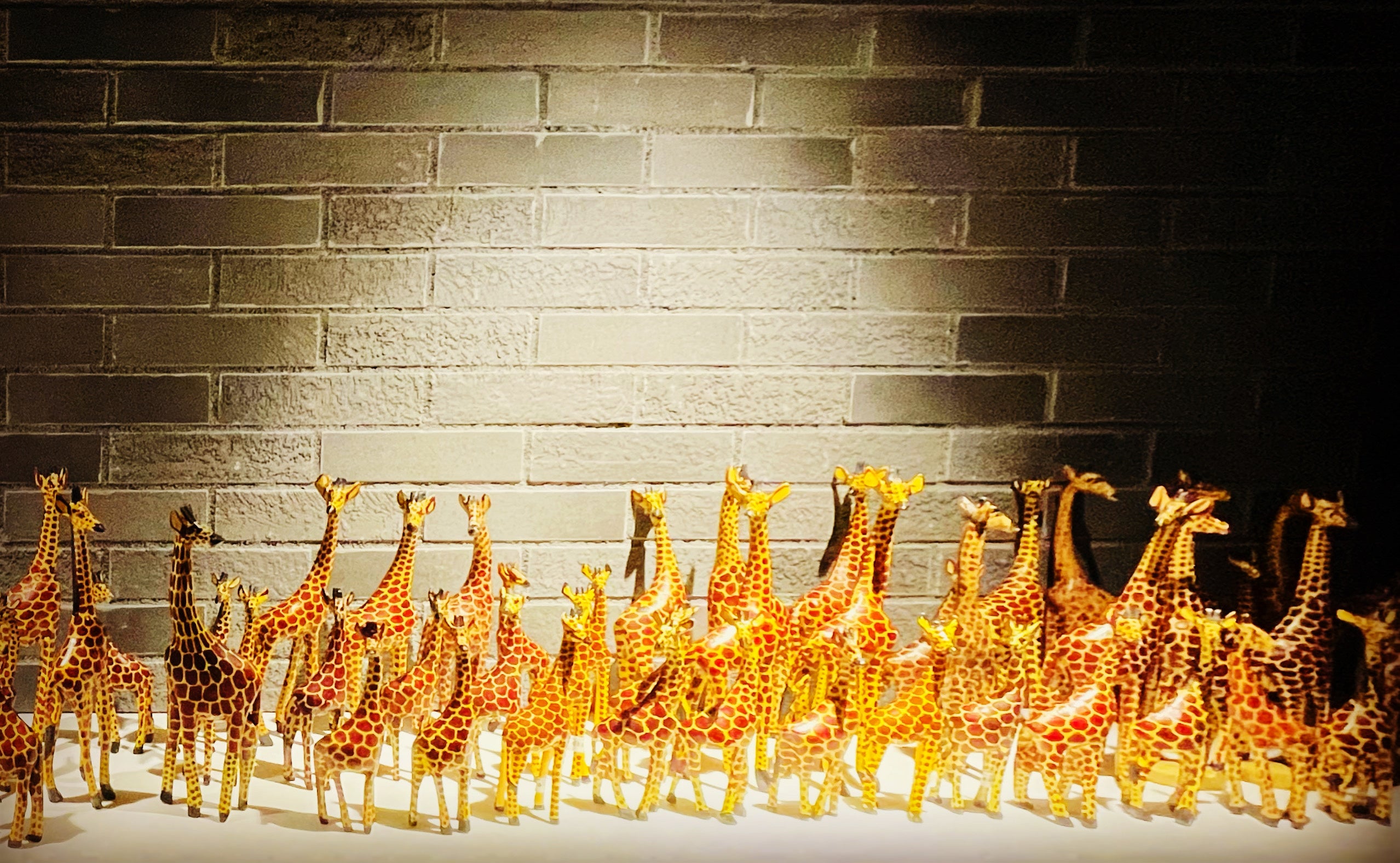 この店のコンセプトはアフリカで無数のキリンとアフリカの仮面の壁がお出迎えします。