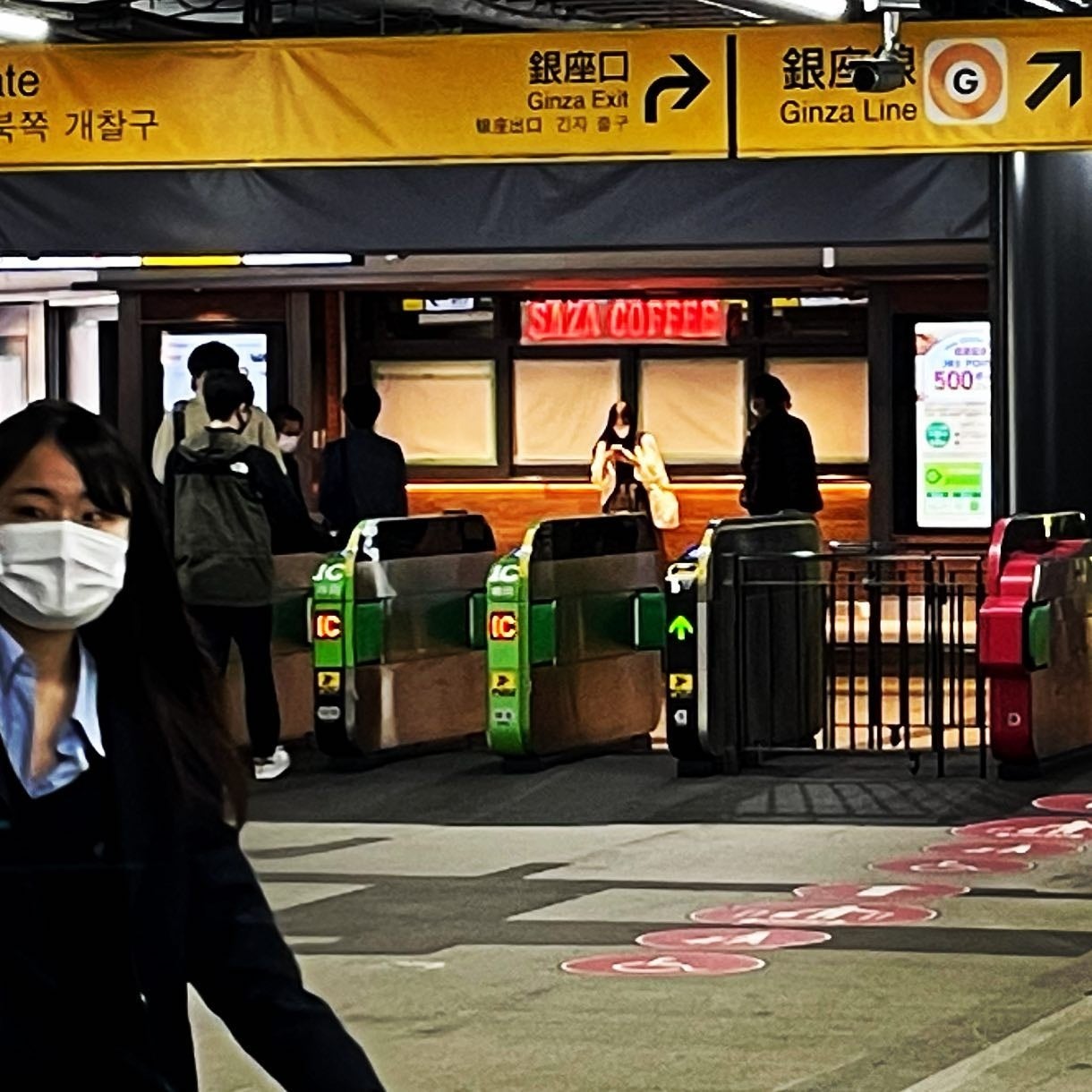 新橋駅ナカにあるサザコーヒーだが、電子改札の外にあり駅から０分の位置にあるサザコーヒーエキュート新橋SL店からリアルにSL広場に鎮座するSLが見える。