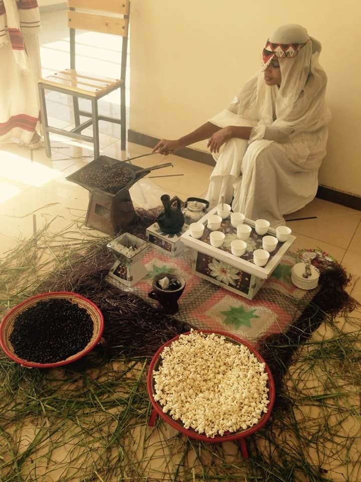 コーヒーの発祥の地エチオピアではコーヒーと一緒になぜかポップコーンを食べる文化がある。お茶には煎餅コーヒーにはポップコーンだと思う。