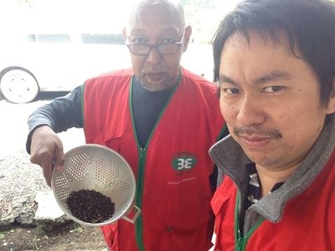 コロンビアの友人モレノ博士（写真左）と鈴木太郎