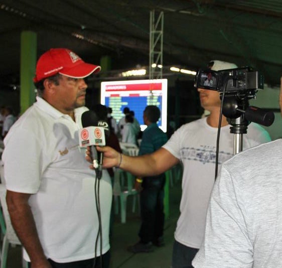 サザコーヒーがコロンビア カウカの品評会で優勝した際に地元のメディアからインタビューを受ける農園管理人 （2017年）