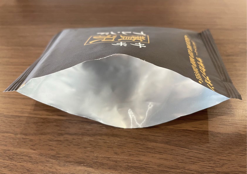 アルミニウムを伸ばした袋は中をのぞいても光を通しません