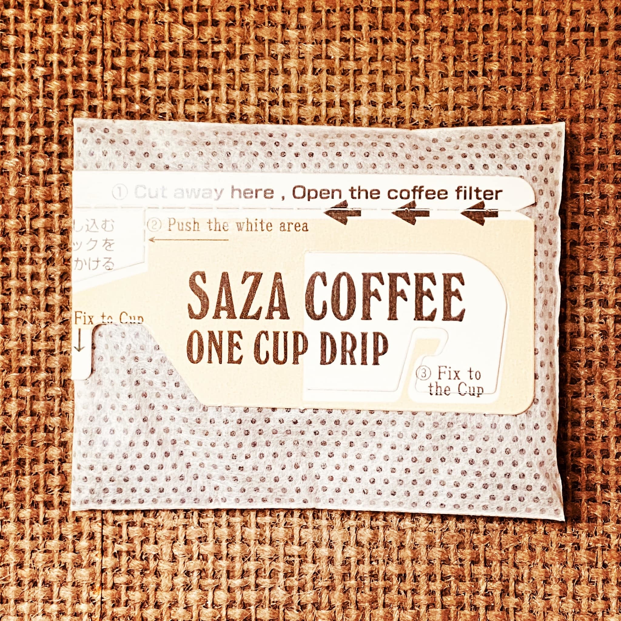 特殊な袋中の１杯どりコーヒーの状態。コーヒー粉は１２gづつドリップできるフィルターの中に入れられている。