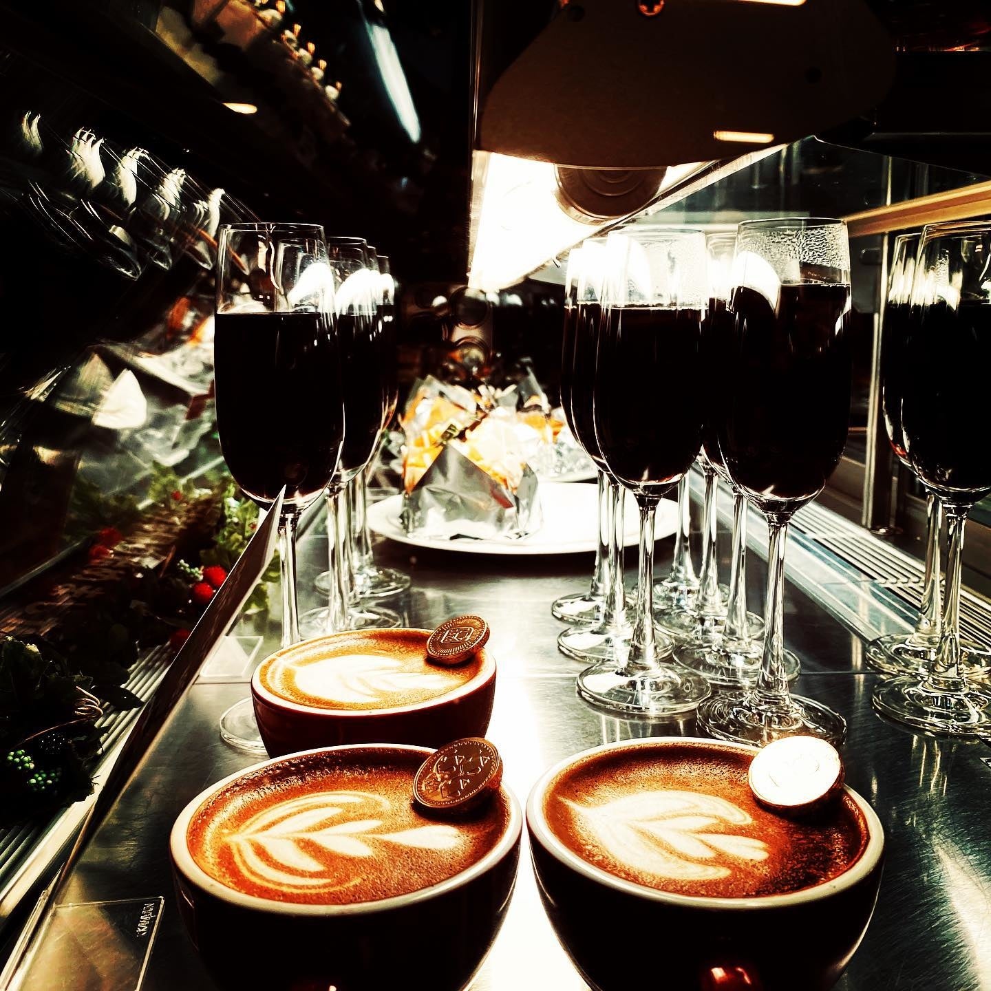 ショーケースに並ぶ「世界一おいしいコーヒーゼリー」（写真：奥）と「世界一おいしいラテアートゼリー」（写真：手前）