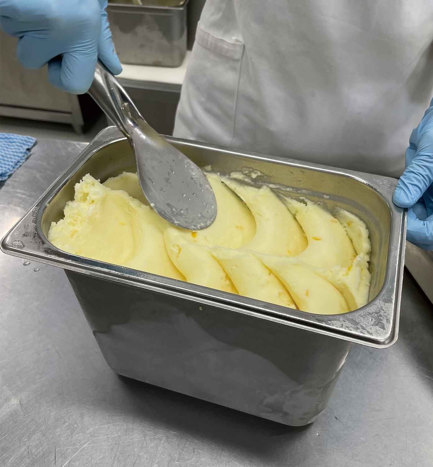 丁寧にジェラートの仕上げを行う